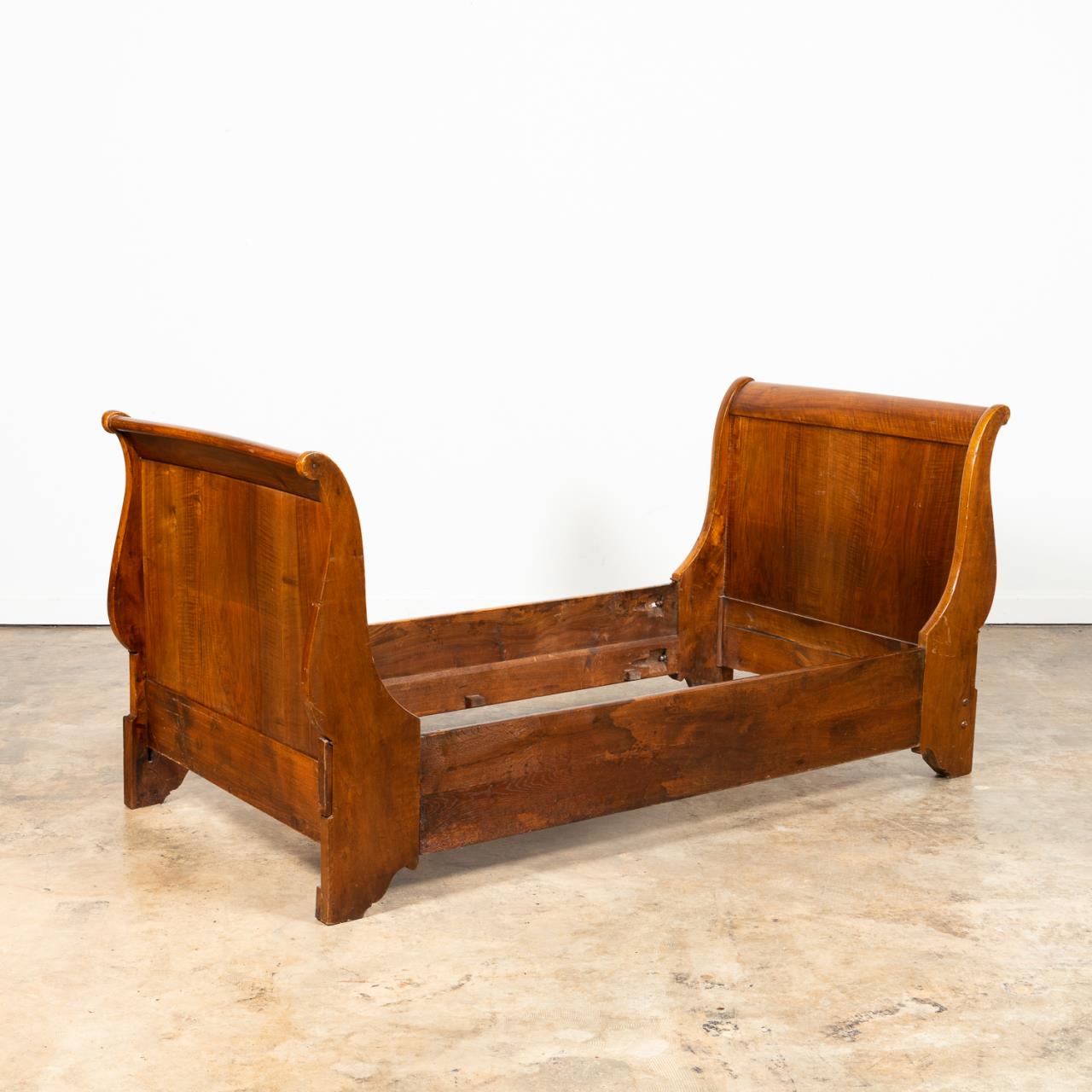 19TH C LOUIS PHILIPPE WALNUT SLEIGH 35afe3