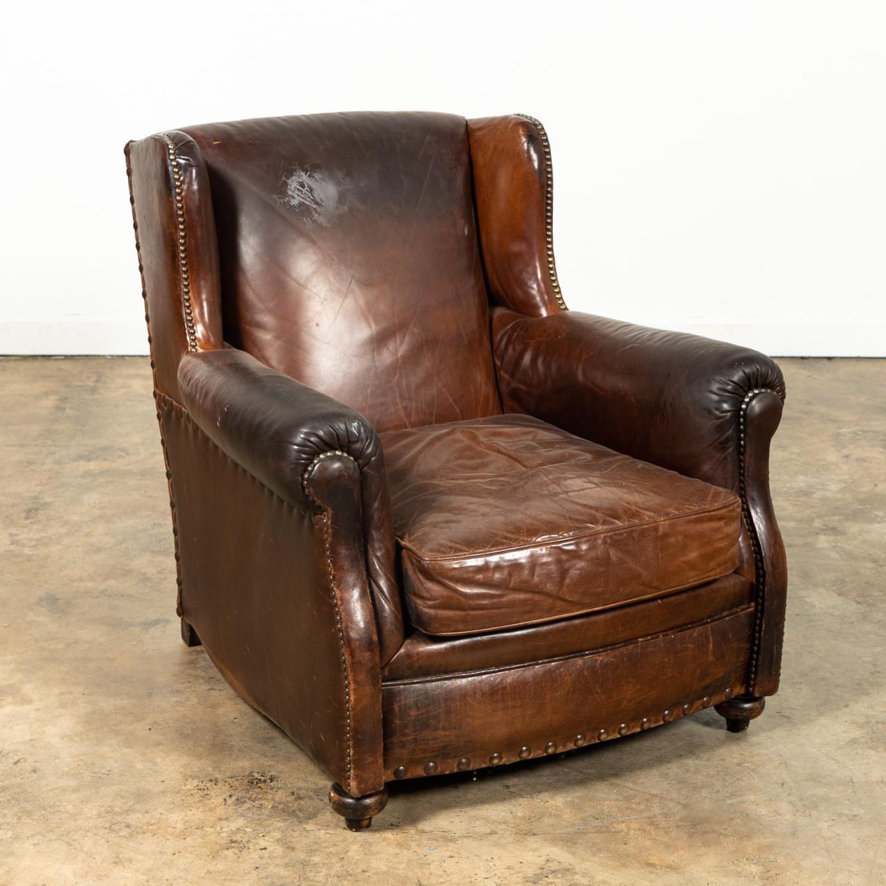 BROWN LEATHER UPHOLSTERED LOUNGE