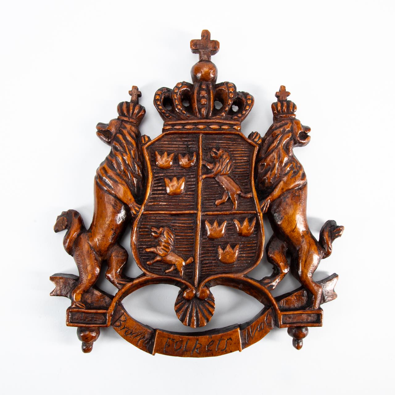 SMALL CARVED WOODEN ARMORIAL WALL 3592d0