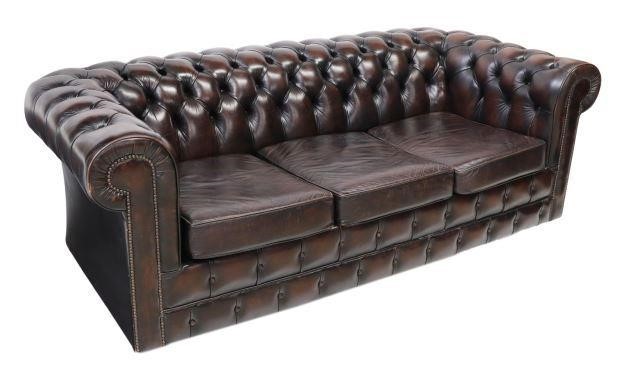 BUTTONED BROWN LEATHER CHESTERFIELD