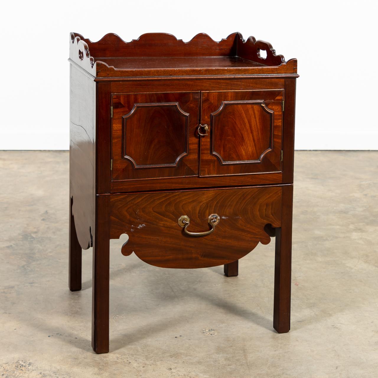 GEORGIAN COMMODE WITH LEATHER TOP