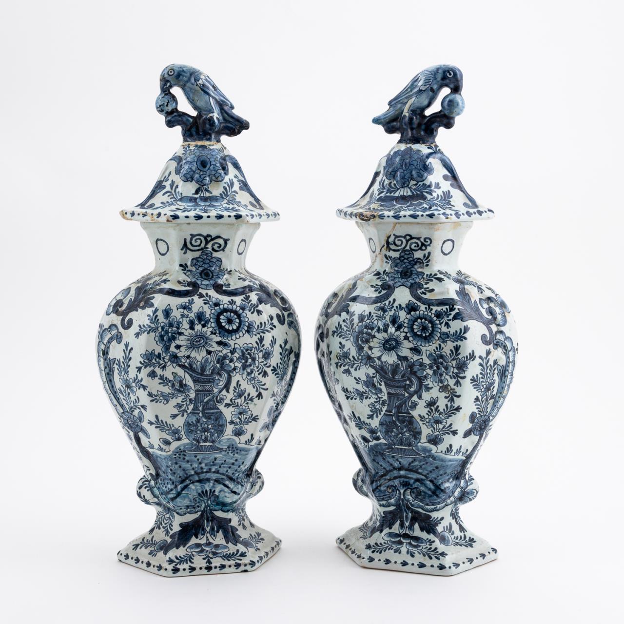 PAIR DELFT BLUE WHITE LIDDED 359850