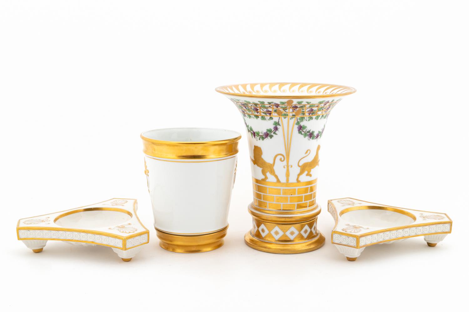 4 PCS GILT DECORATED DECORATIVE ITEMS,