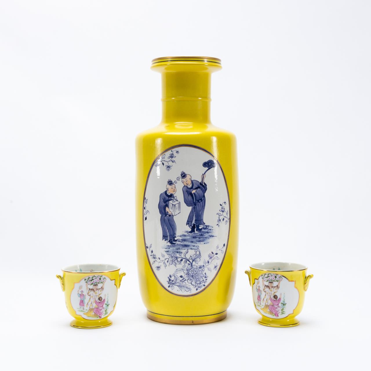 FAMILLE JAUNE CHINESE STYLE VASE 35c9c7