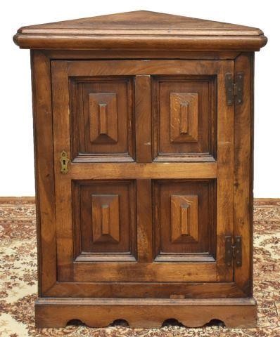 FRENCH PROVINCIAL OAK CORNER CABINETFrench 35cbda