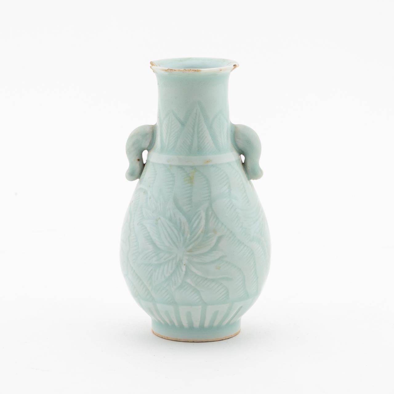 CHINESE INCISED CELADON FLORAL 35d28d