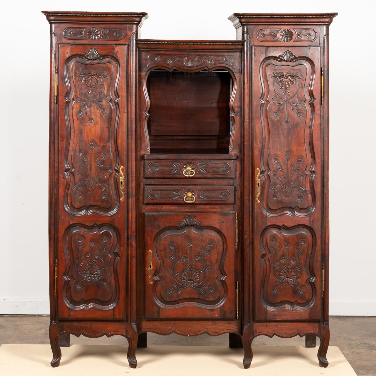 LOUIS XV STYLE CARVED WALNUT CABINET 35d670