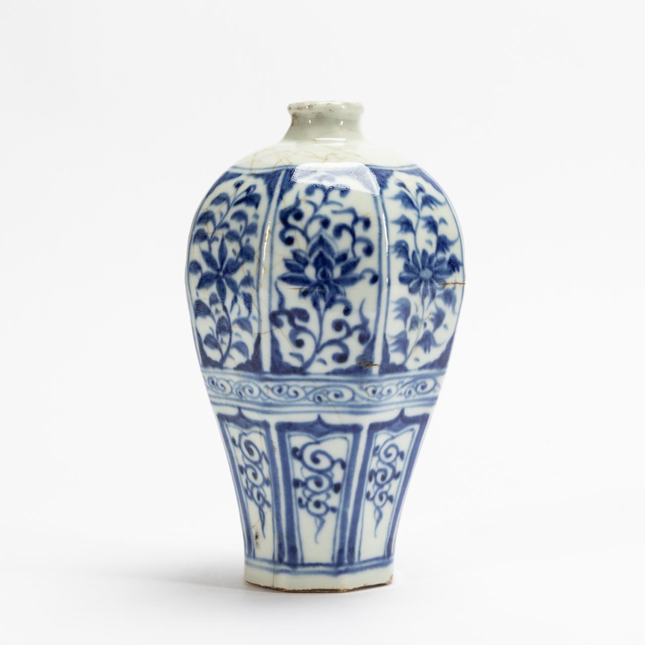 CHINESE BLUE & WHITE FLORAL PORCELAIN