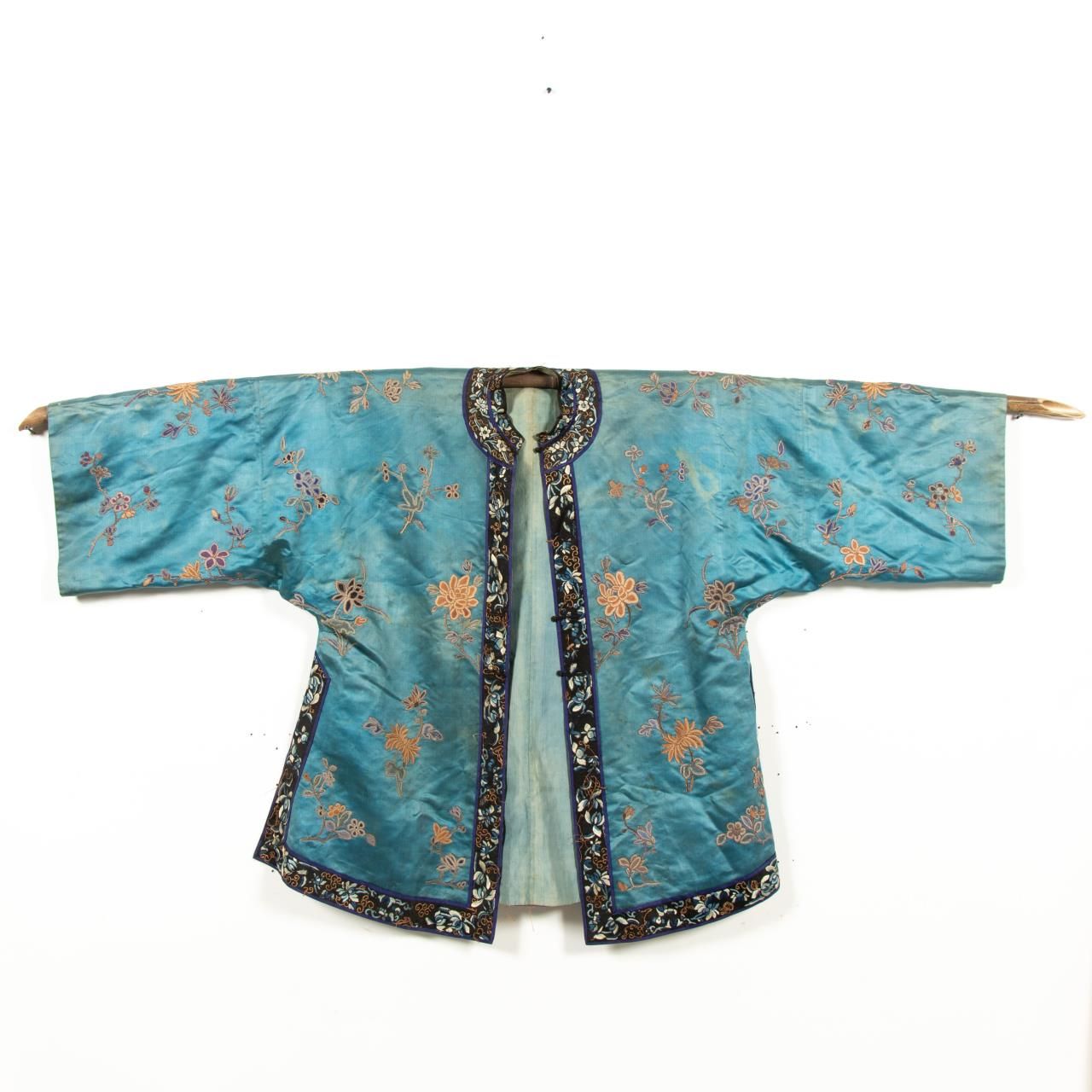 CHINESE BLUE EMBROIDERED ROBE ON 35d9f6