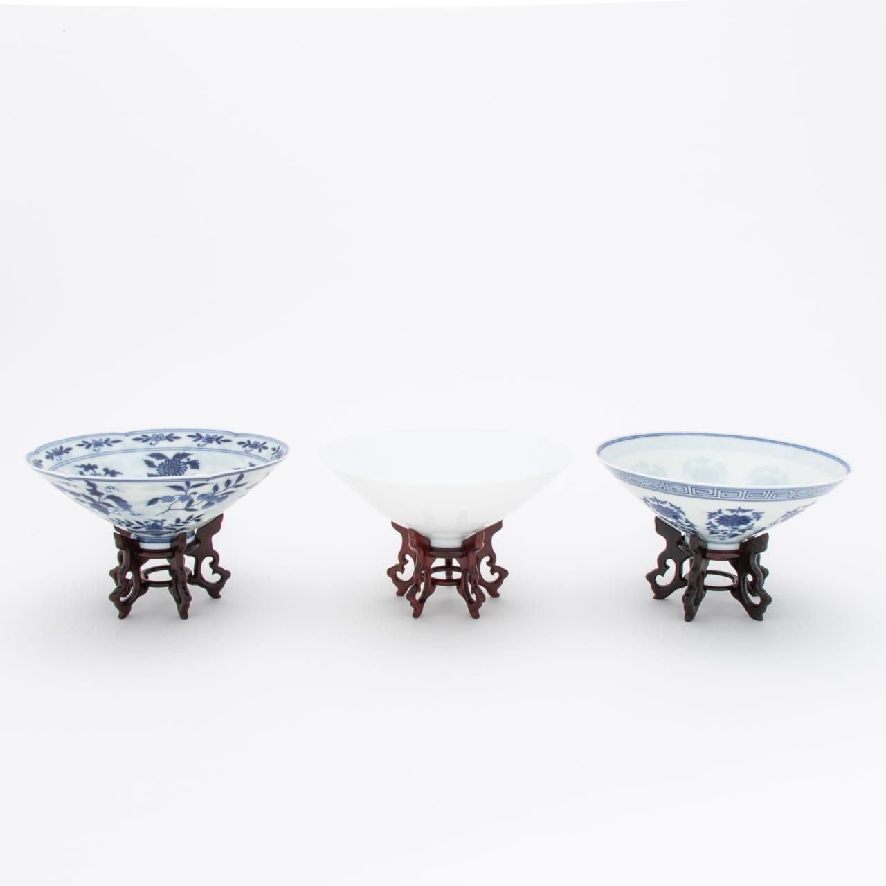 THREE CHINESE ANHUA BOWLS ON WOODEN 35db8b