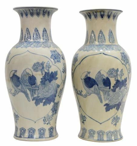  2 CHINESE BLUE AND WHITE PORCELAIN 35b664