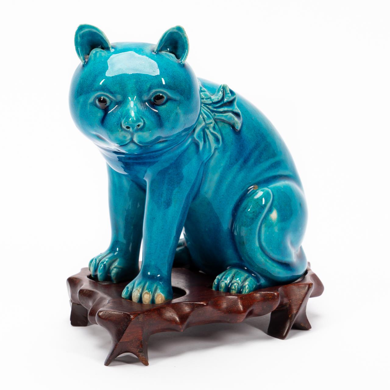 CHINESE TURQUOISE CAT ON CARVED 35c1c2