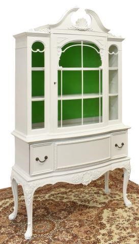 VINTAGE WHITE PAINTED DISPLAY CABINETVintage