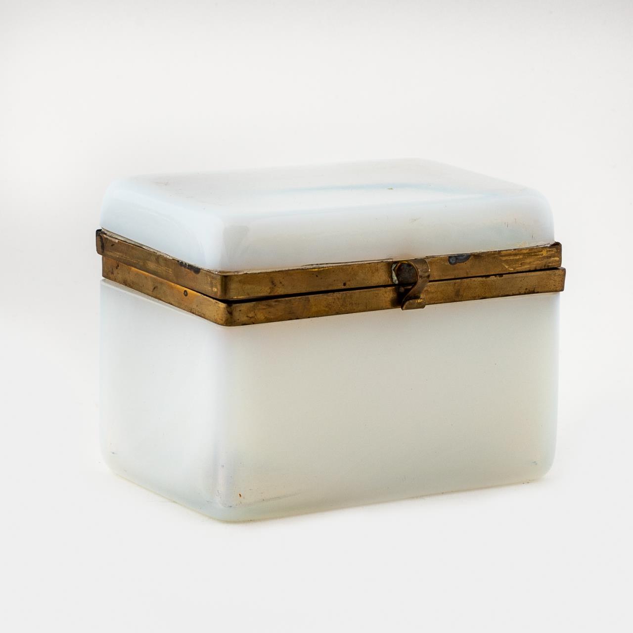 19TH 20TH C FRENCH WHITE OPALINE 35c51f