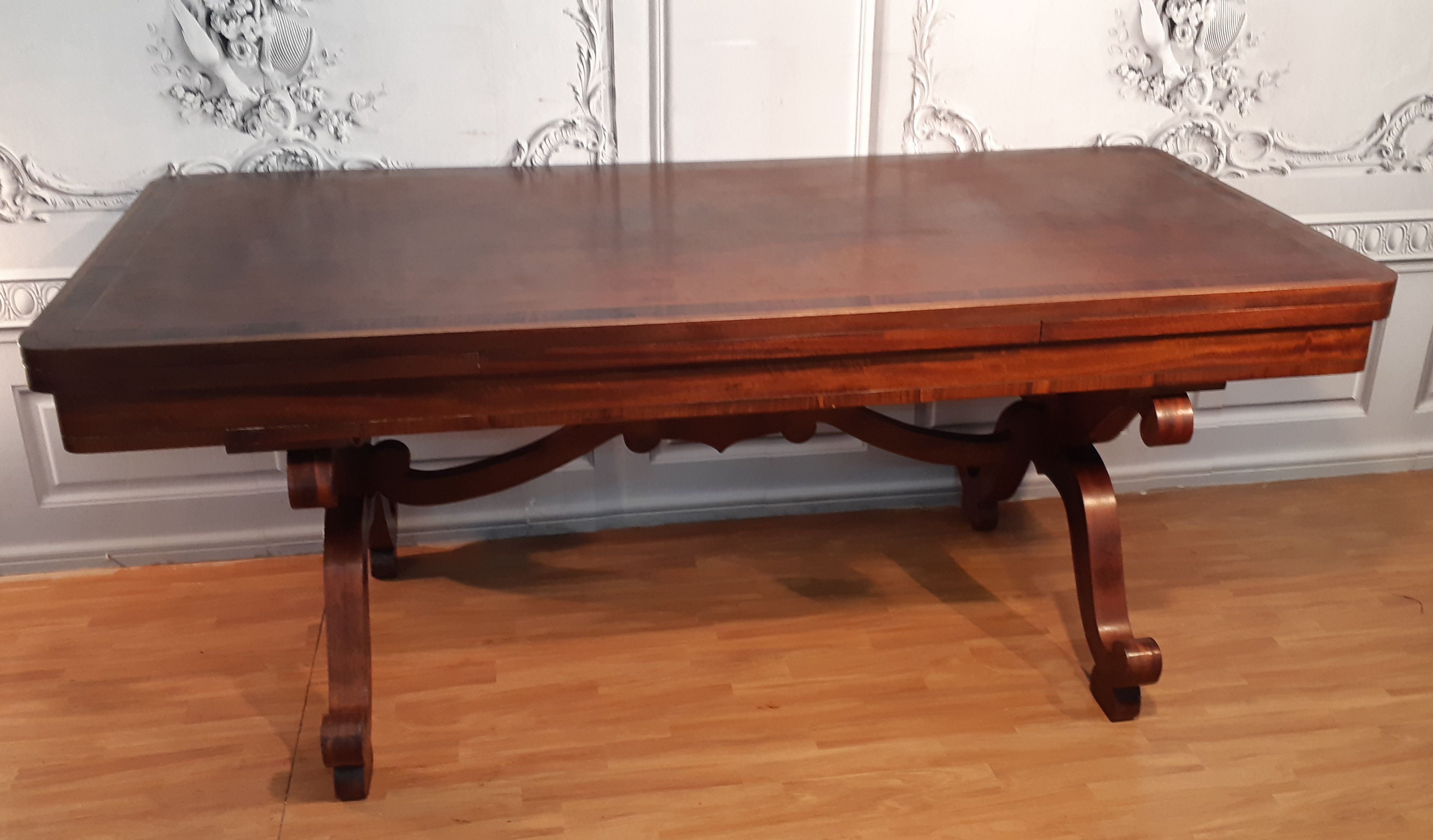 MAHOGANY EXTENDING DINING TABLE