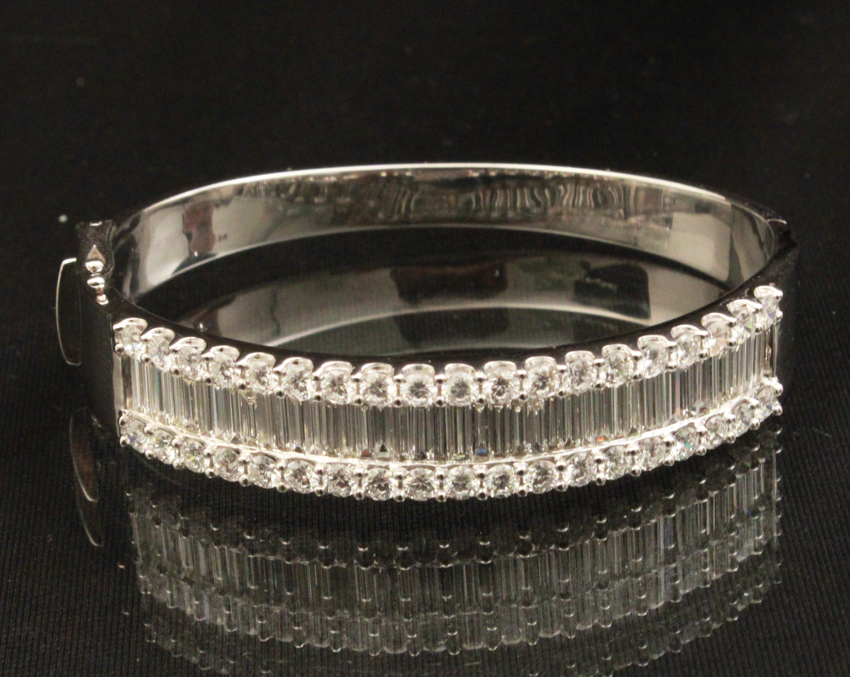 14K WHITE GOLD LADY S DIAMOND BANGLE 35ef29