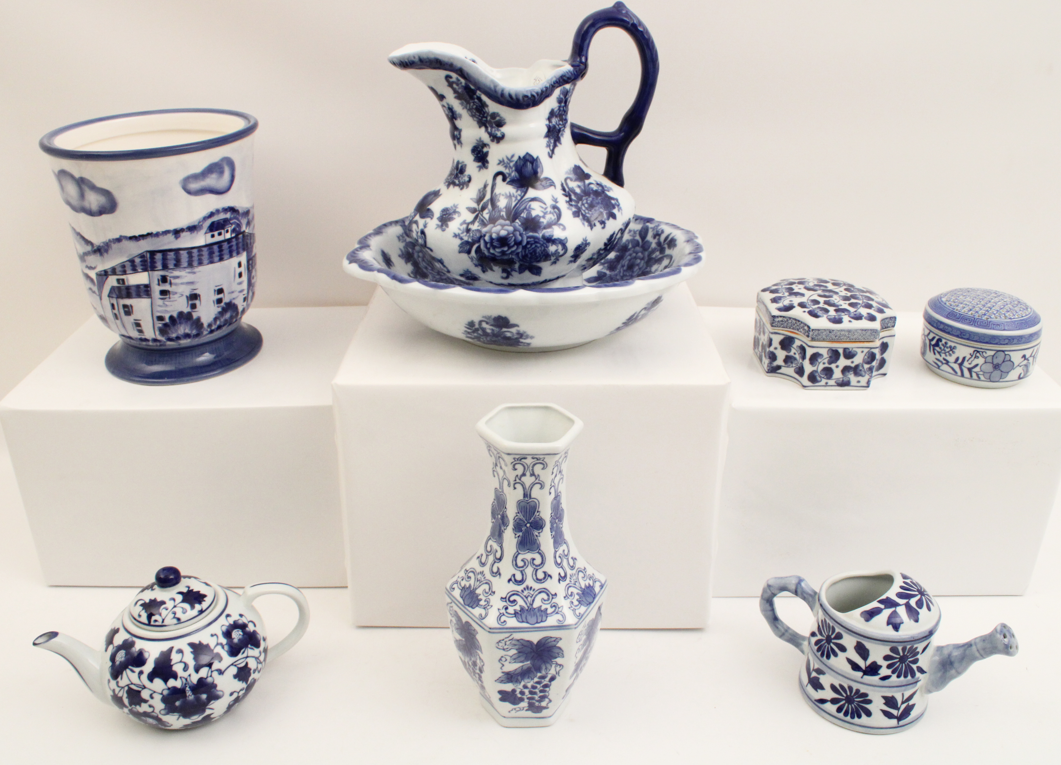 8 PIECE LOT OF BLUE AND WHITE PORCELAIN 35f0d8