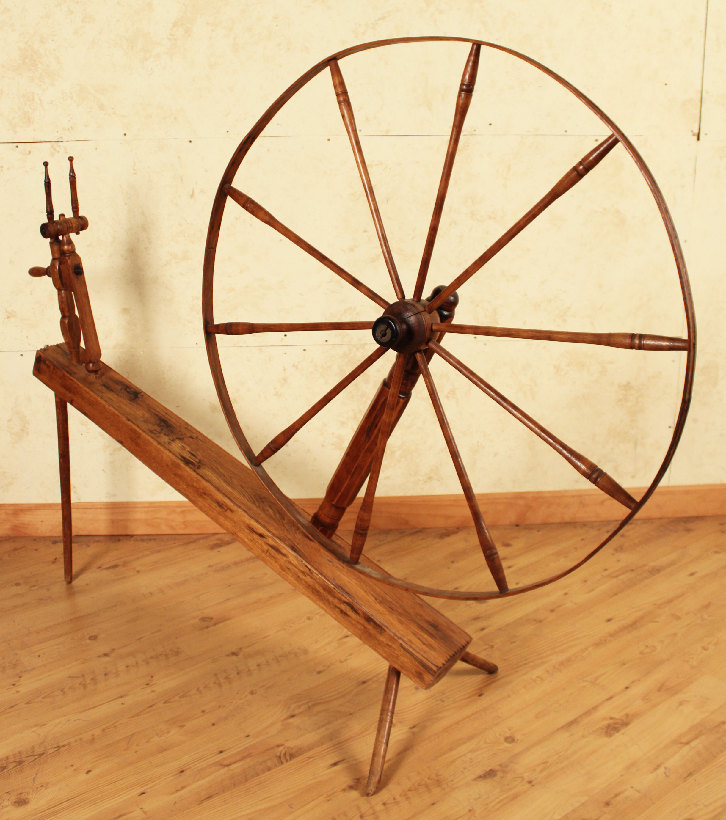 19TH C. AMERICAN OAK SPINNING WHEEL