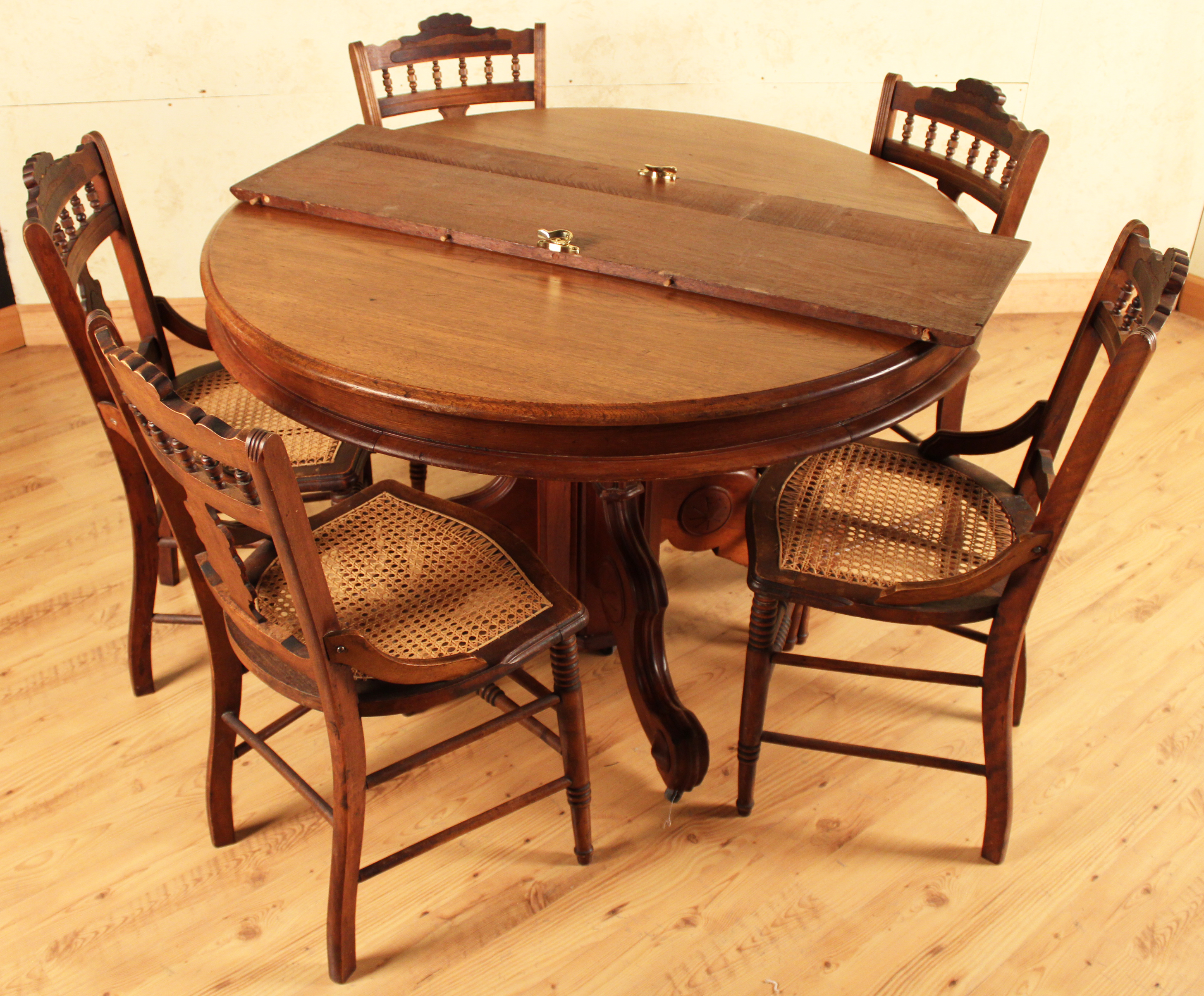 VICTORIAN WALNUT TABLE WITH 5 CHAIRS 35f1e5
