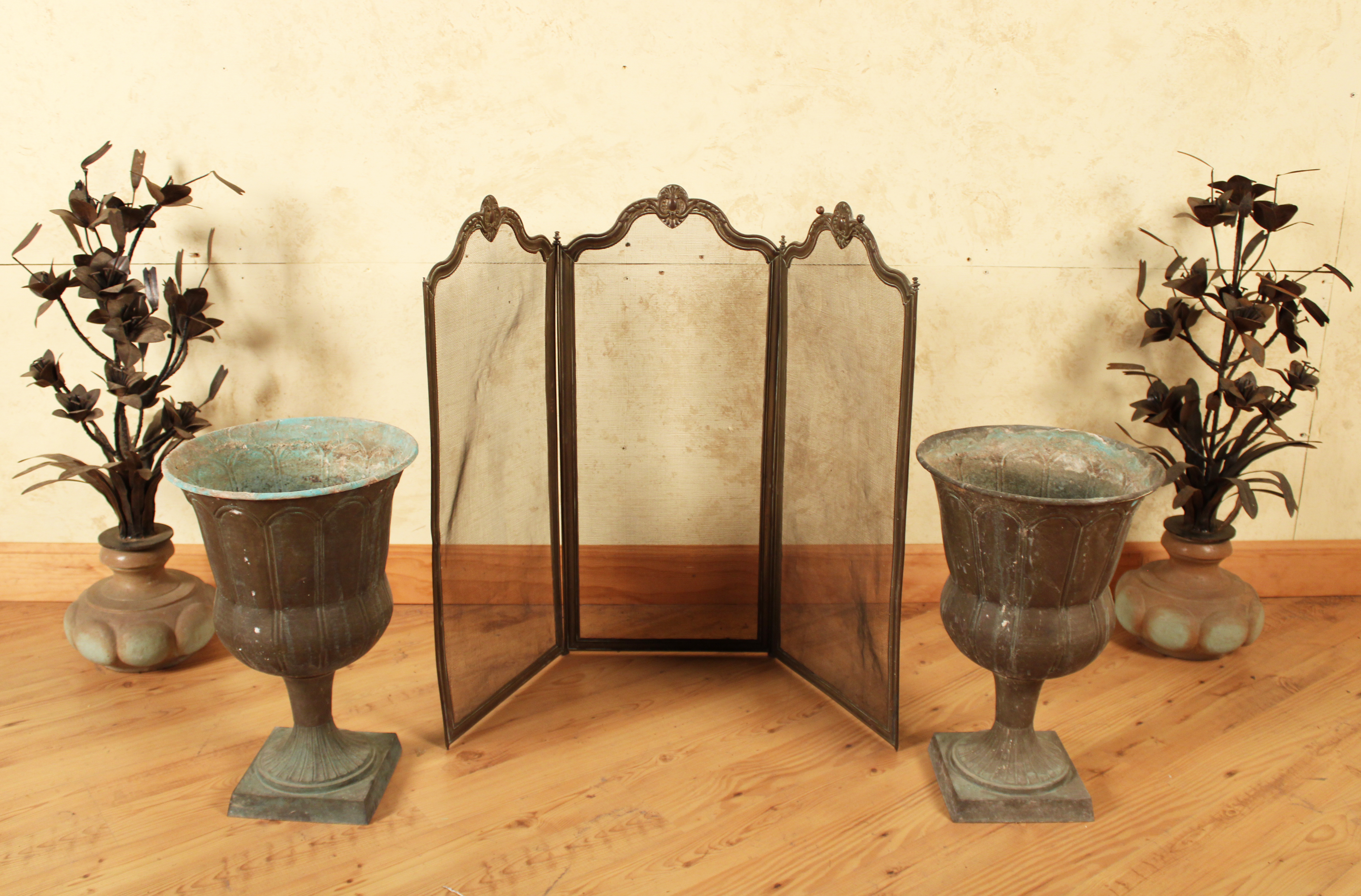 GROUP OF FIVE DECORATIVE ITEMS