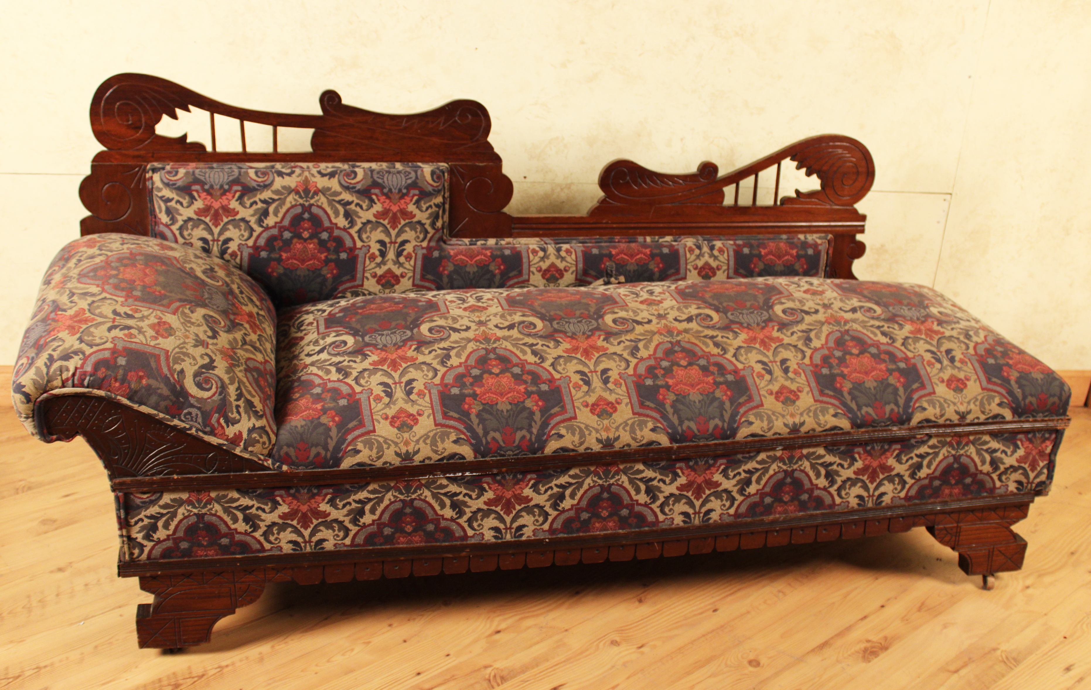 VICTORIAN WALNUT FAINTING SOFA 35f226