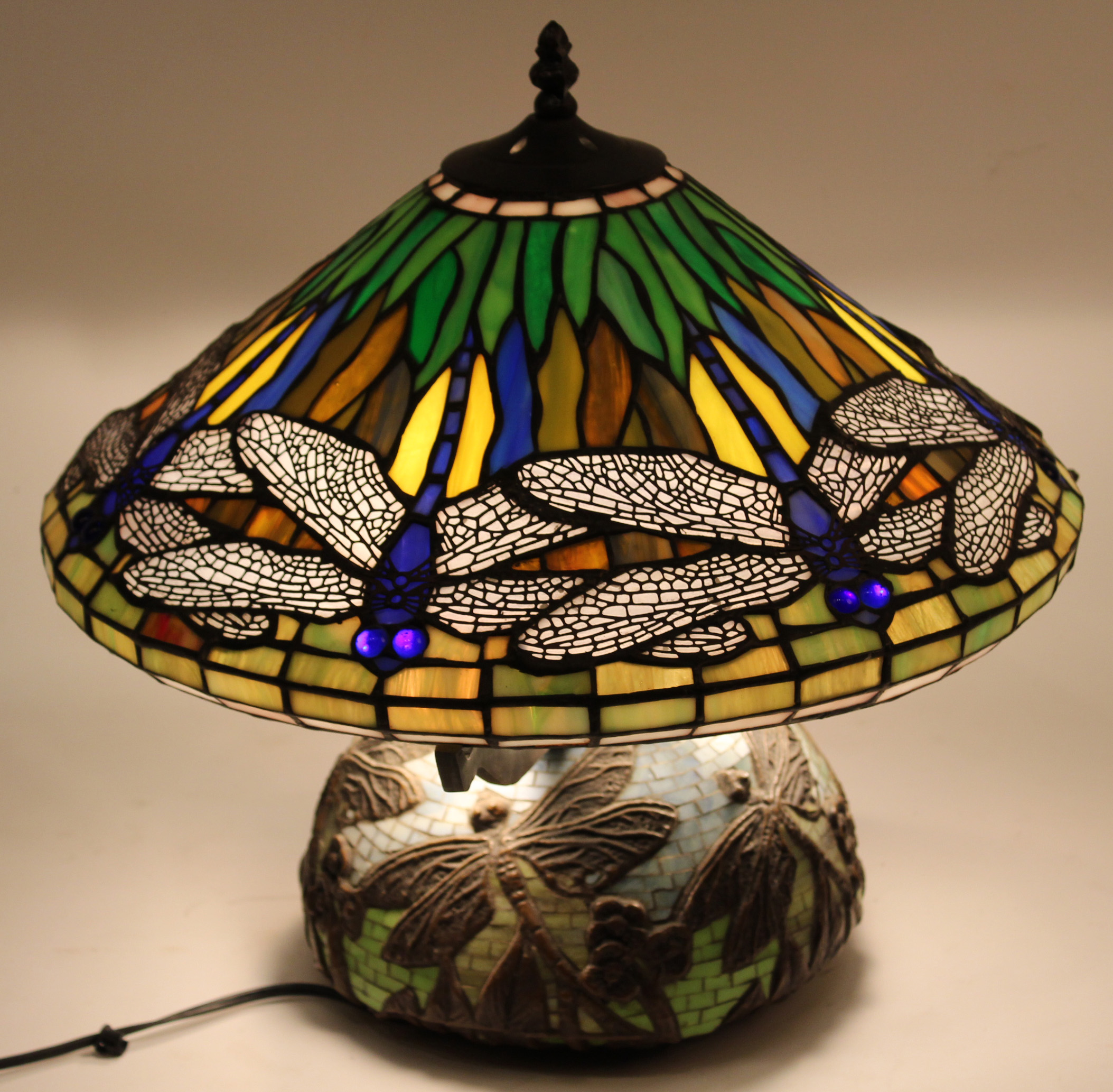 TIFFANY STYLE LEADED GLASS LAMP