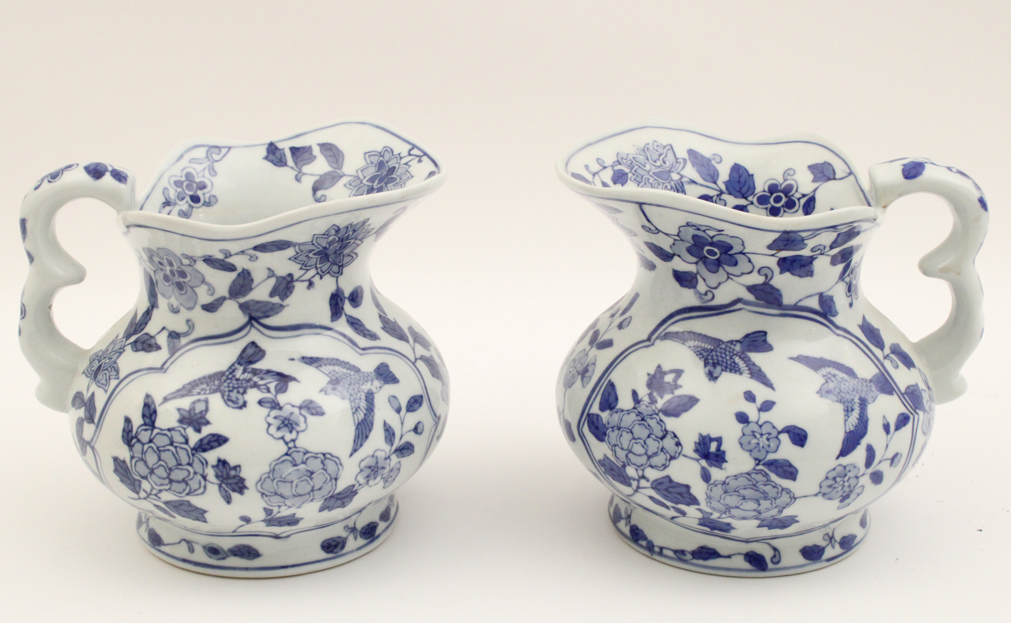 PAIR OF BLUE AND WHITE PORCELAIN 35f297