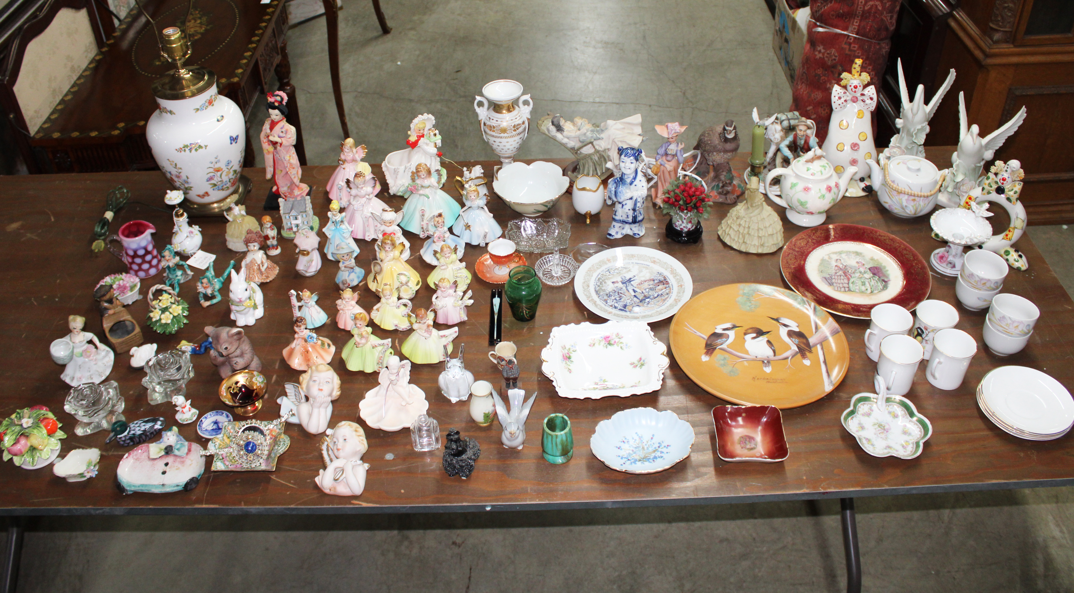 TABLE LOT OF PORCELAIN AND DECORATIVE 35f2b4