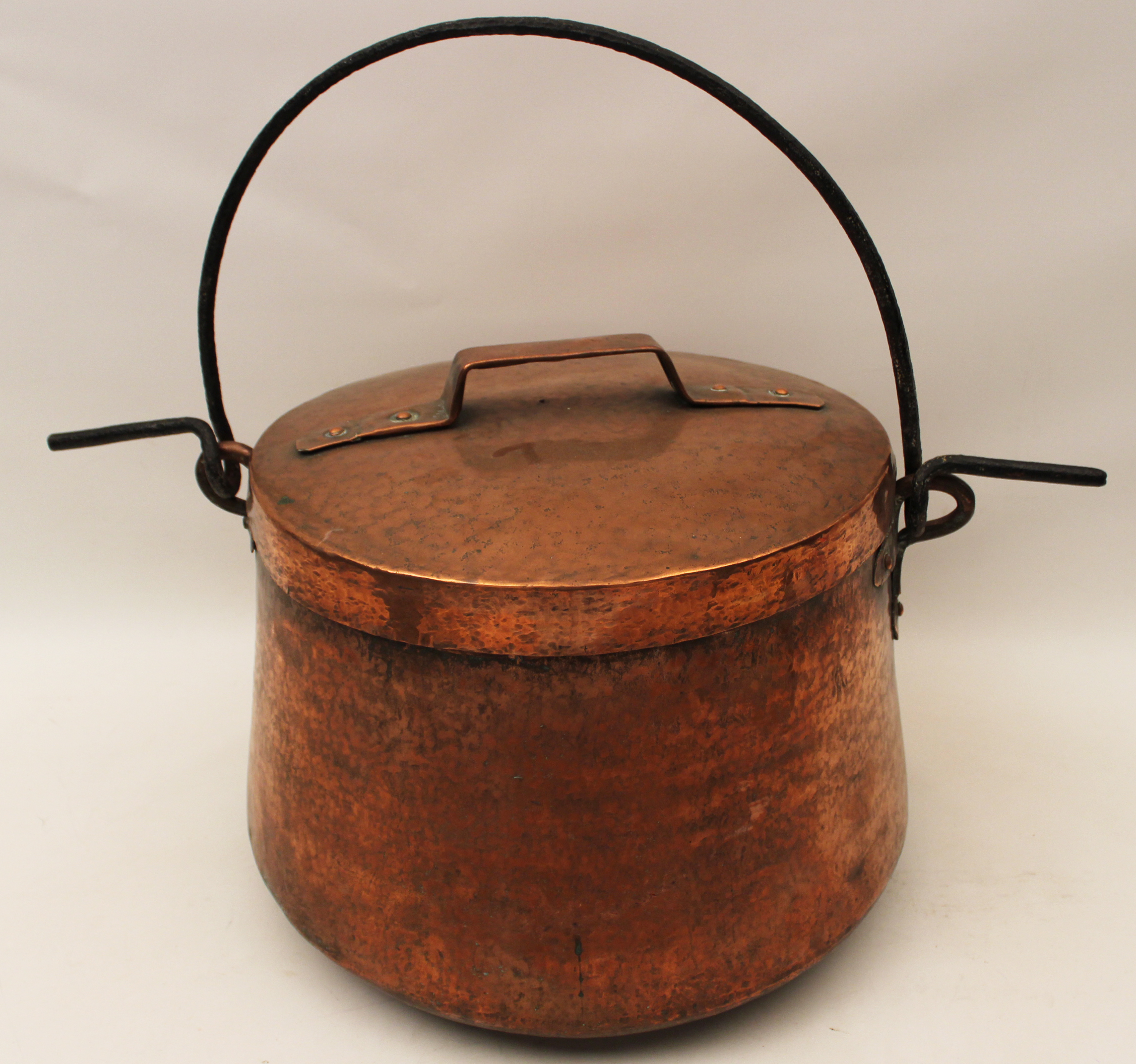 LARGE COVERED COPPER CAULDRON W/SWING