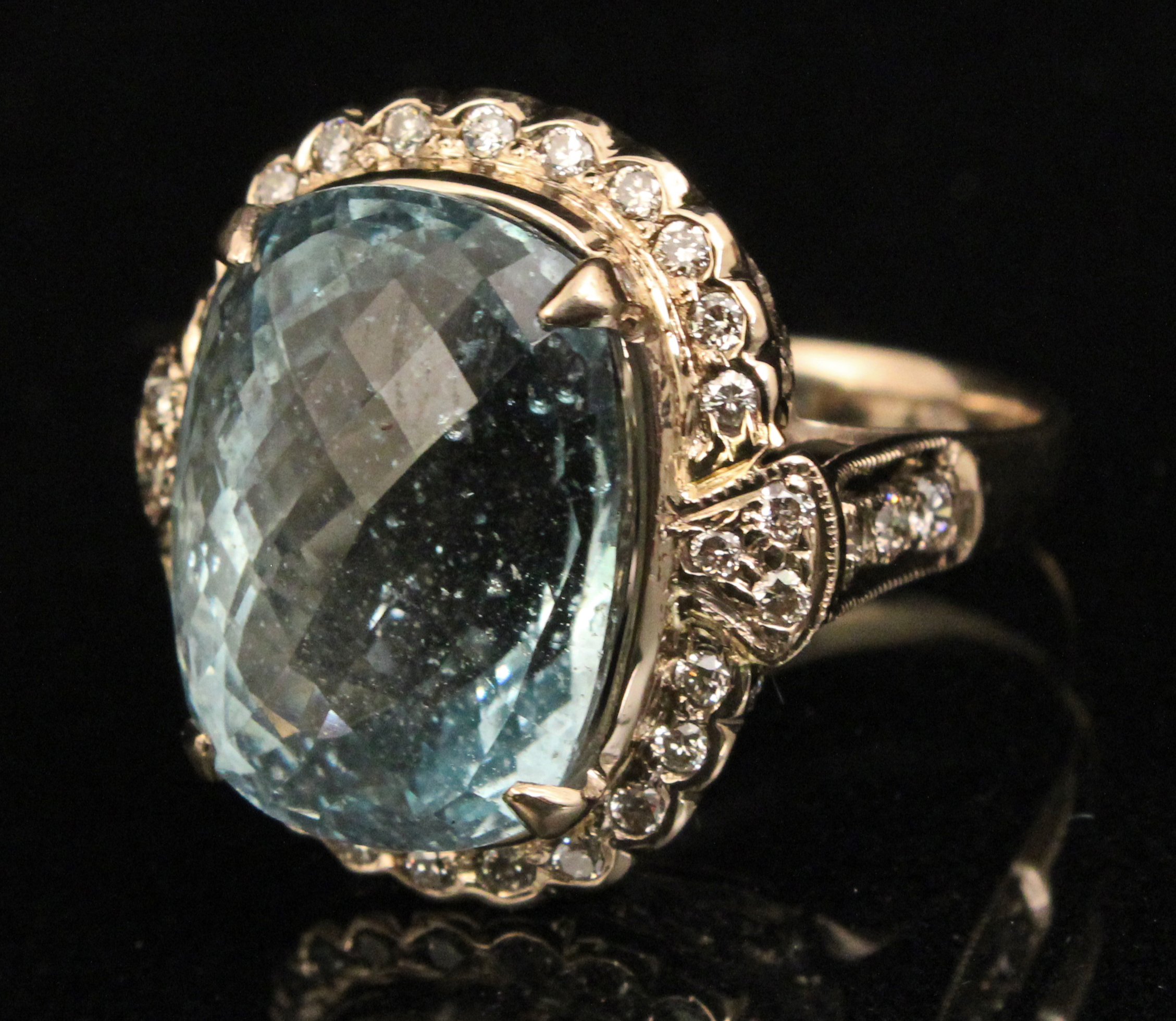 18K YG DIAMOND AND AQUAMARINE RING 35f38e