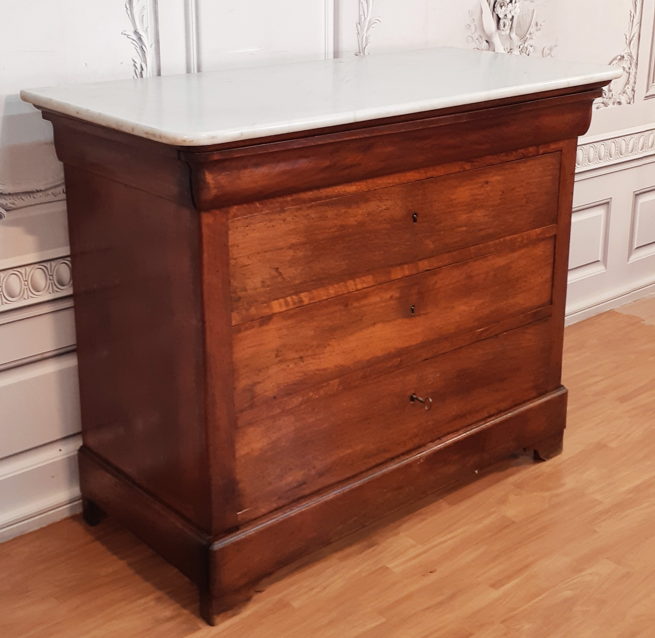 FRENCH LOUIS PHILIPPE WALNUT MTOP