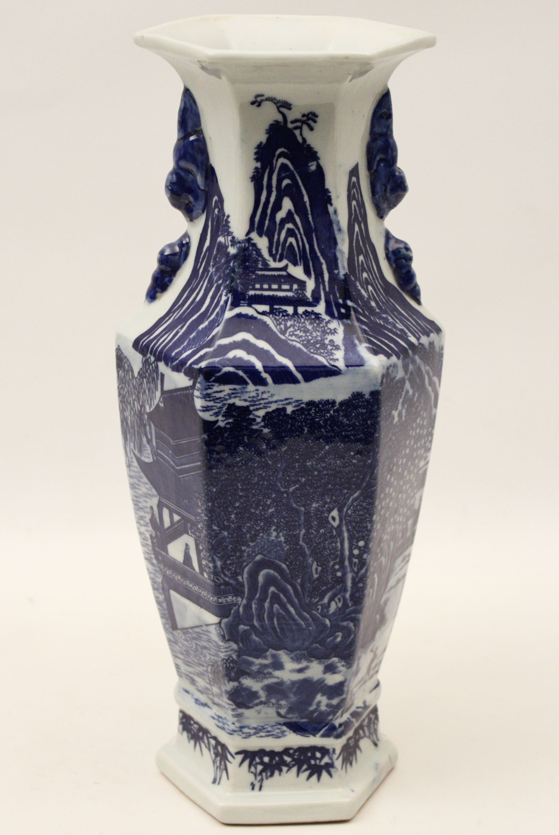 BLUE AND WHITE ORIENTAL PORCELAIN 35f3e6