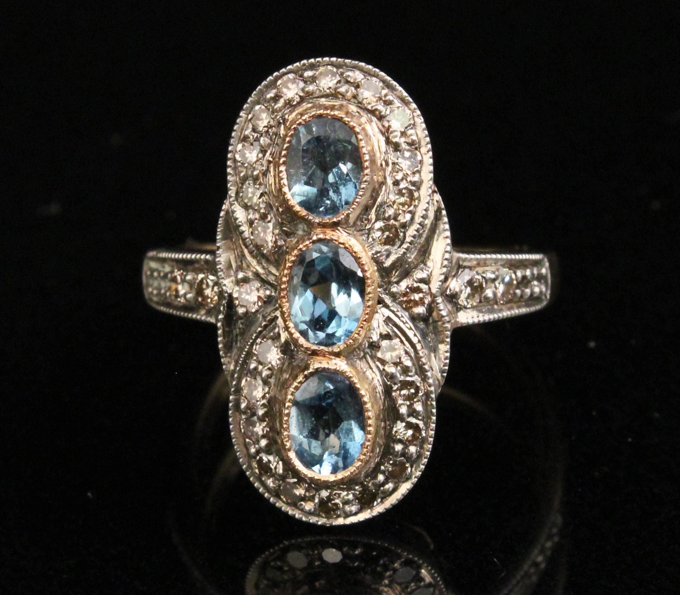 18K YG DIAMOND AND AQUAMARINE RING 35f407