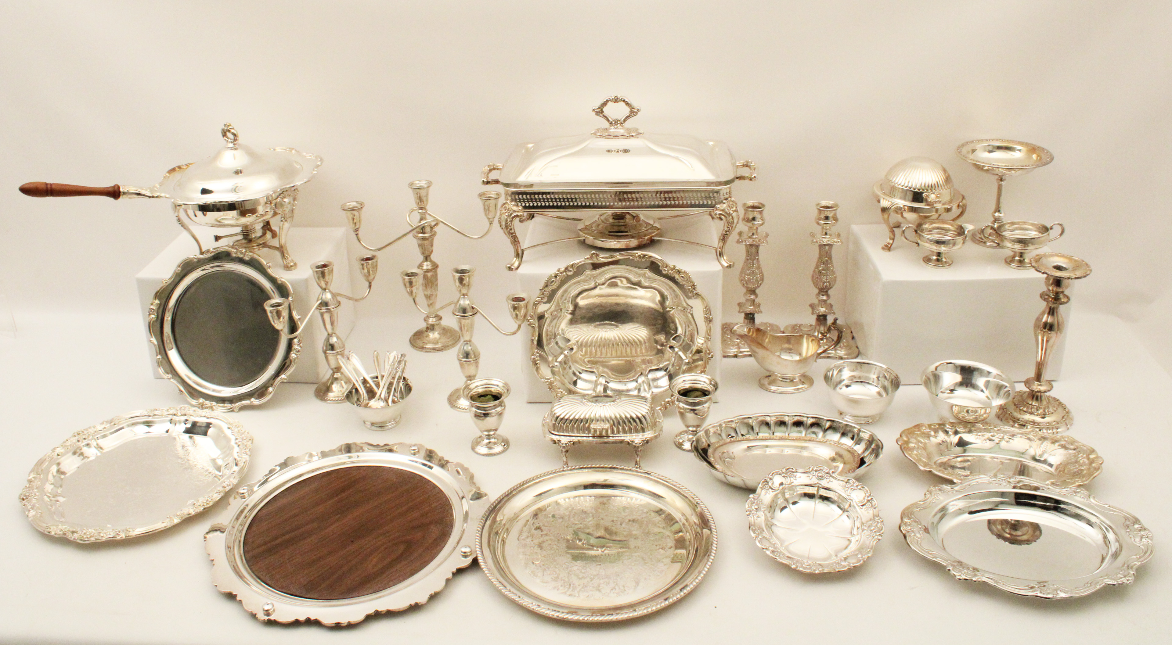 BANQUET LOT OF SILVER PLATE BANQUET 35f4c3