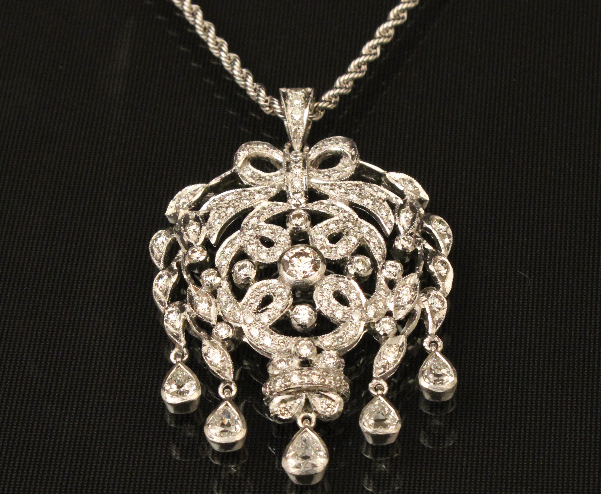 18K WG DIAMOND PENDANT NECKLACE