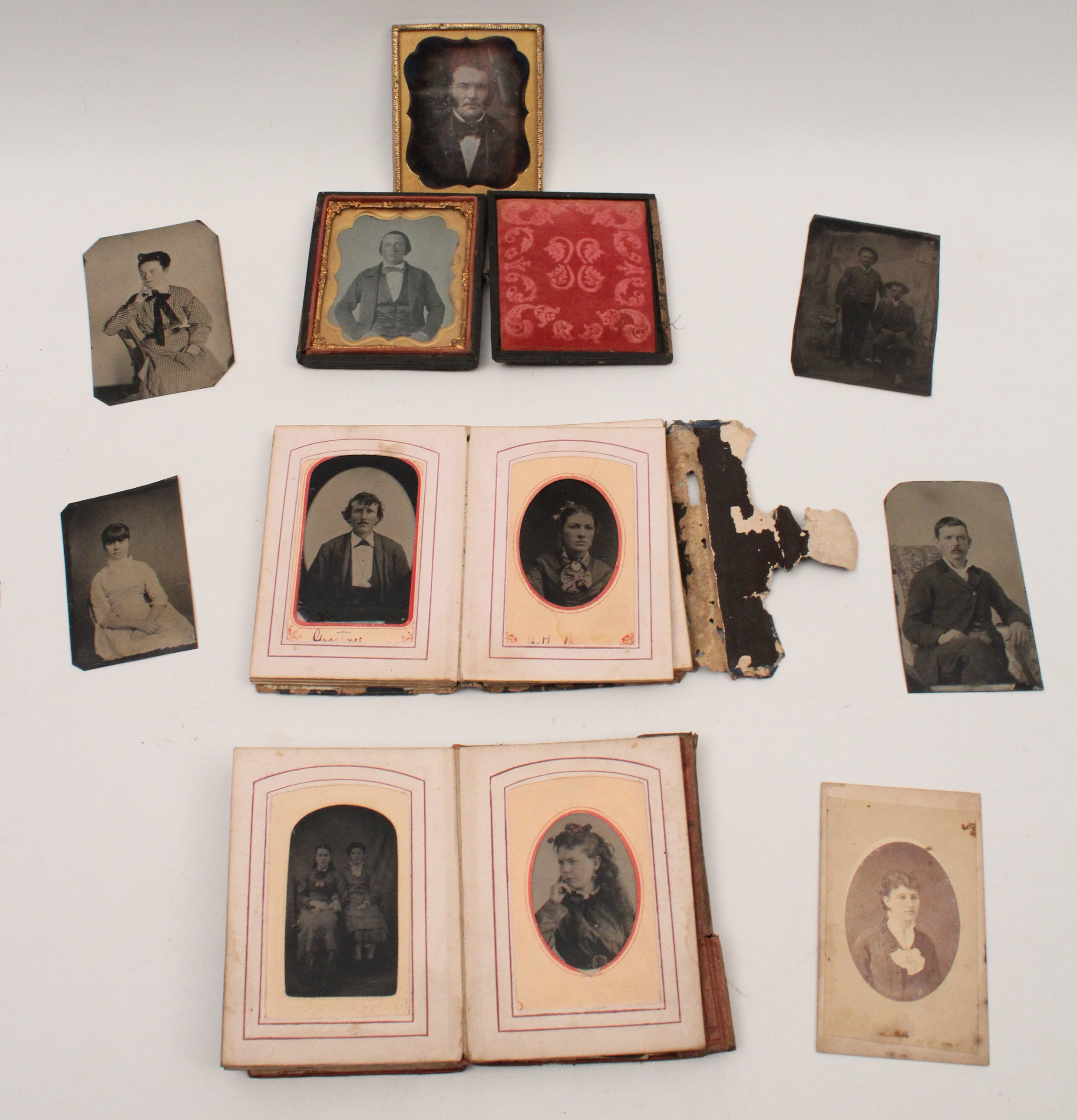 LOT OF DAGUERREOTYPES AND AMBROTYPES 35f65b