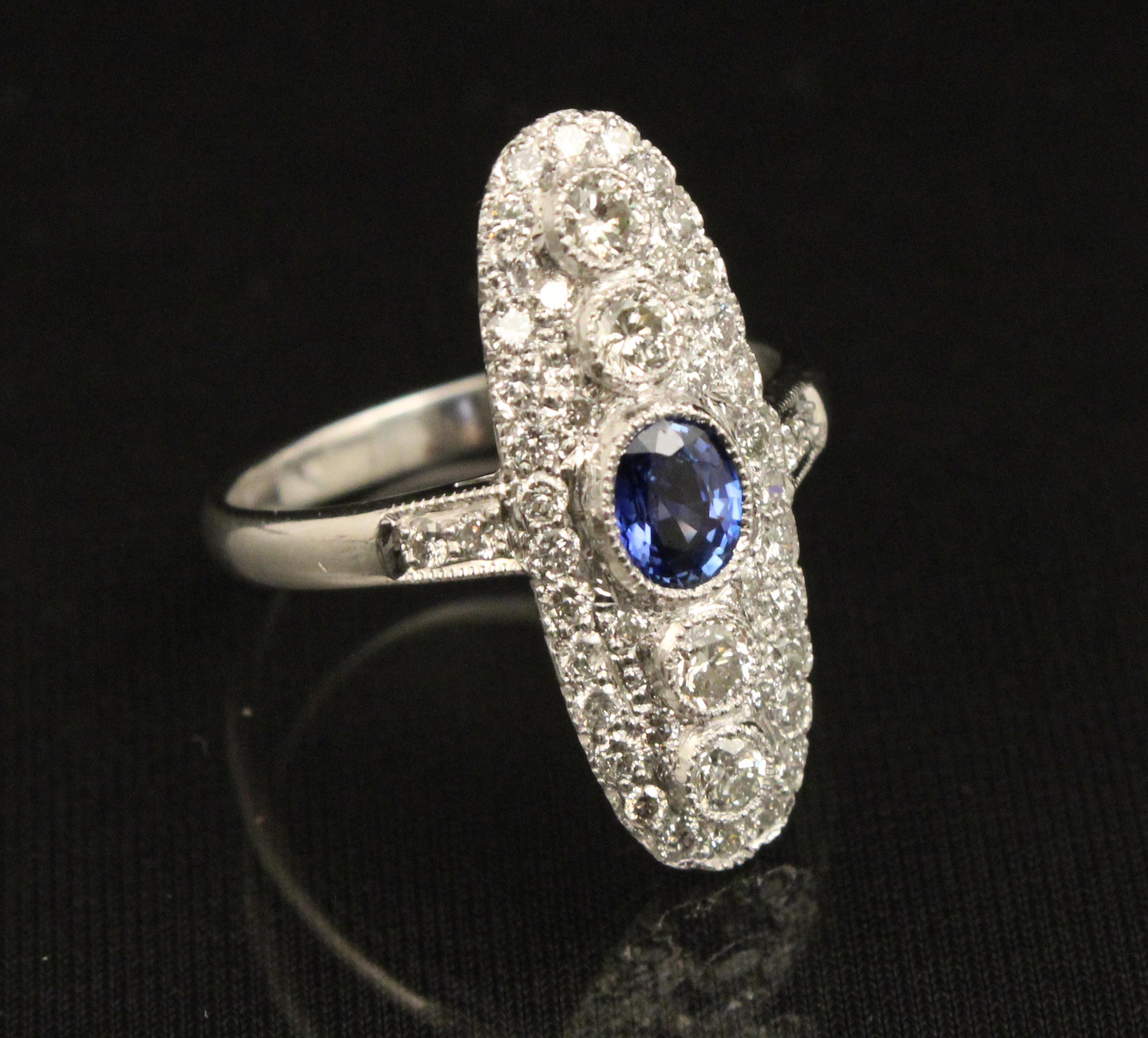 18K DIAMOND AND BLUE SAPPHIRE RING 35f81c