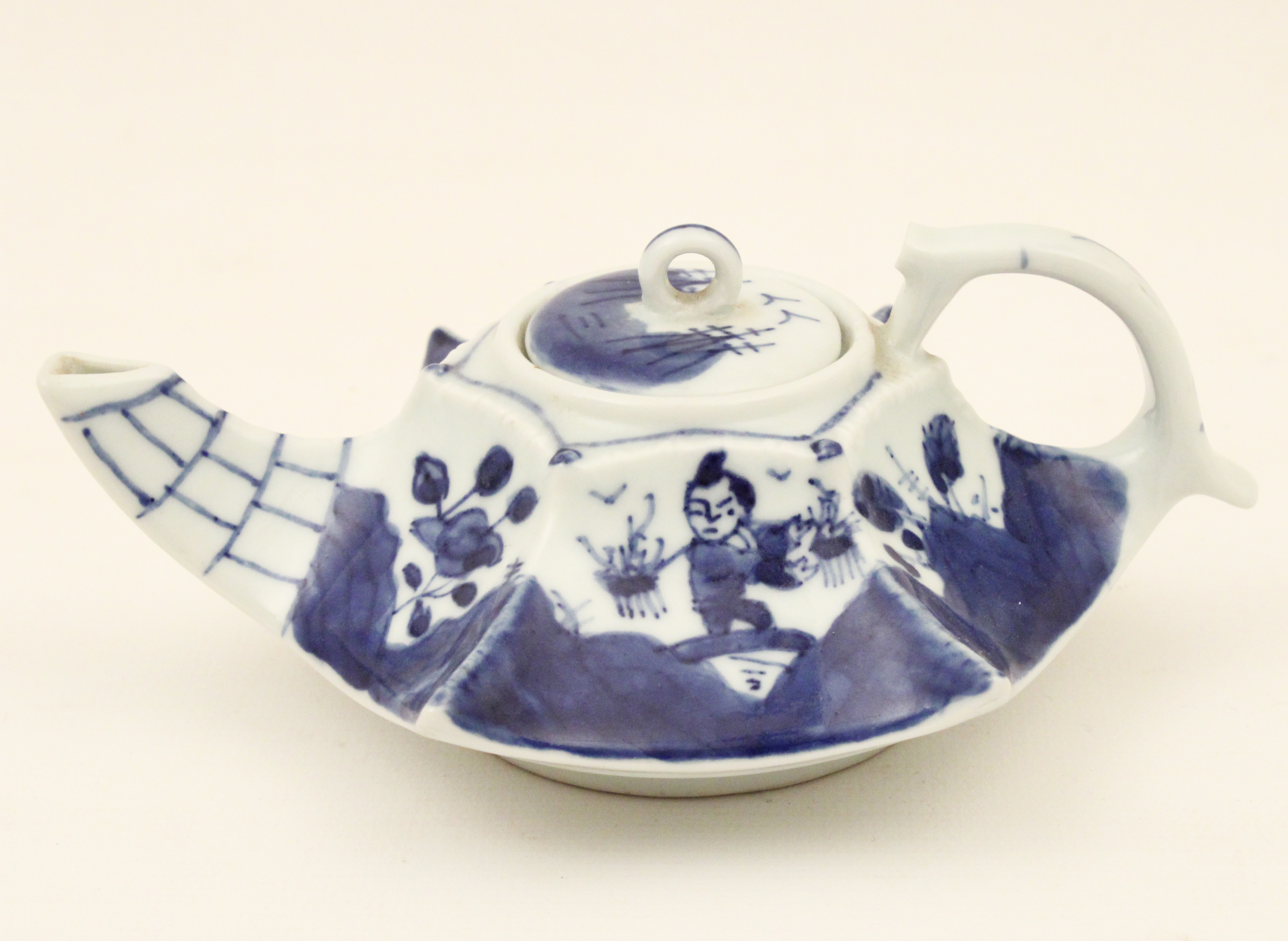 BLUE AND WHITE TEAPOT WITH 6 CHARACTER 35f81f
