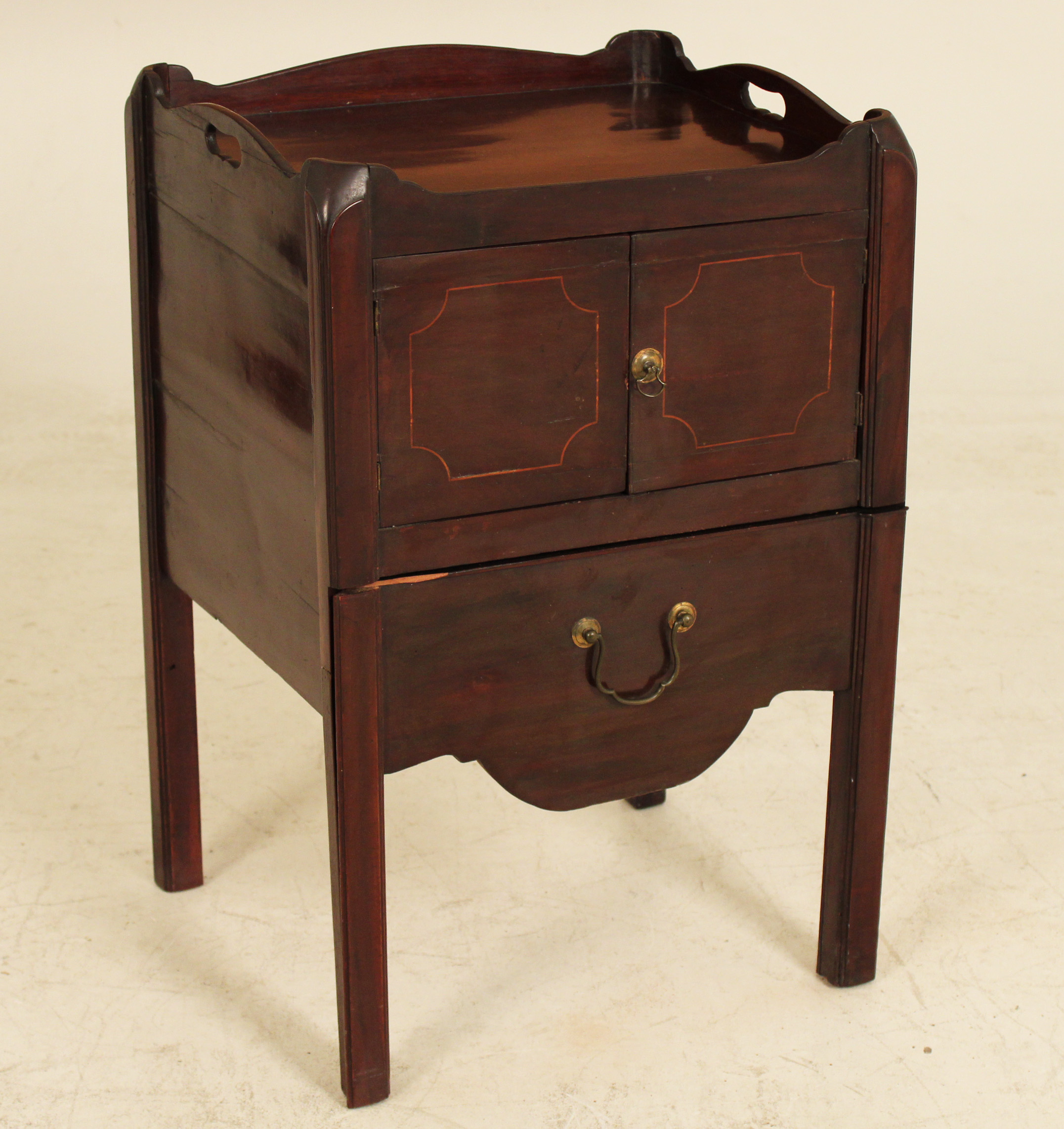 MAHOGANY TRAY TOP BEDSIDE COMMODE