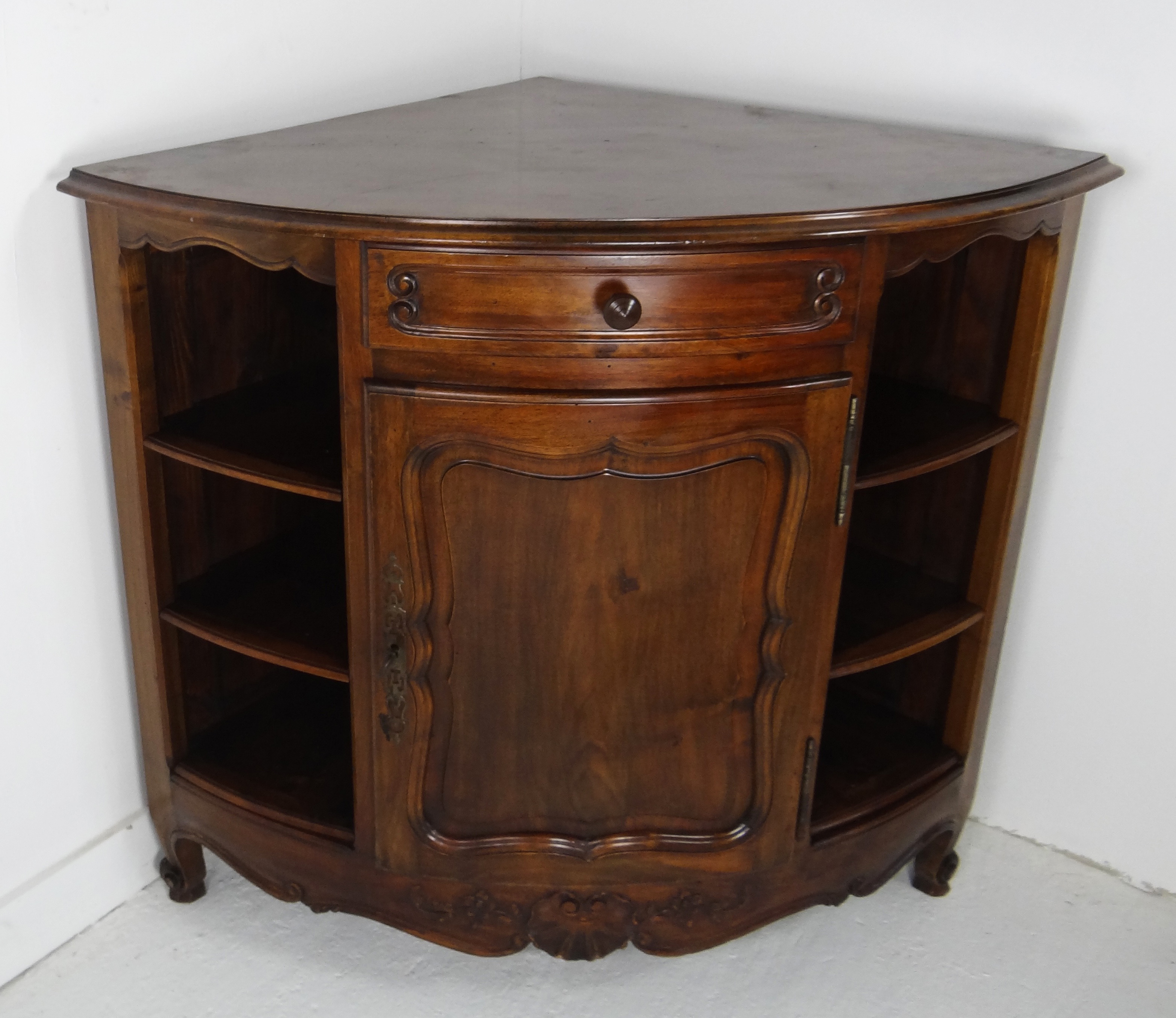 FRENCH PROVINCIAL WALNUT ENCOIGNURE 35f992