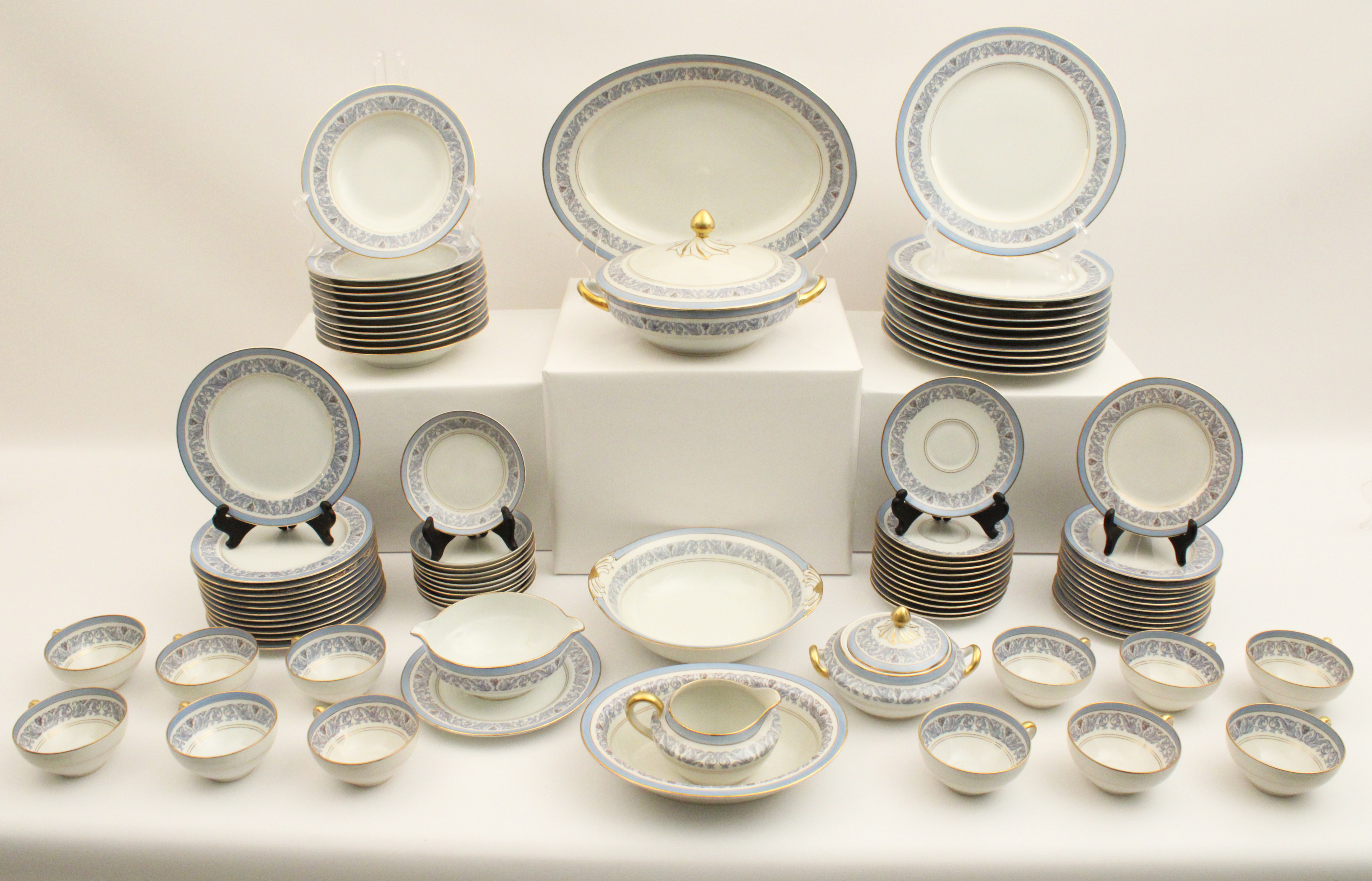 88 PC FRENCH LIMOGES DINNER SERVICE 35f9bc