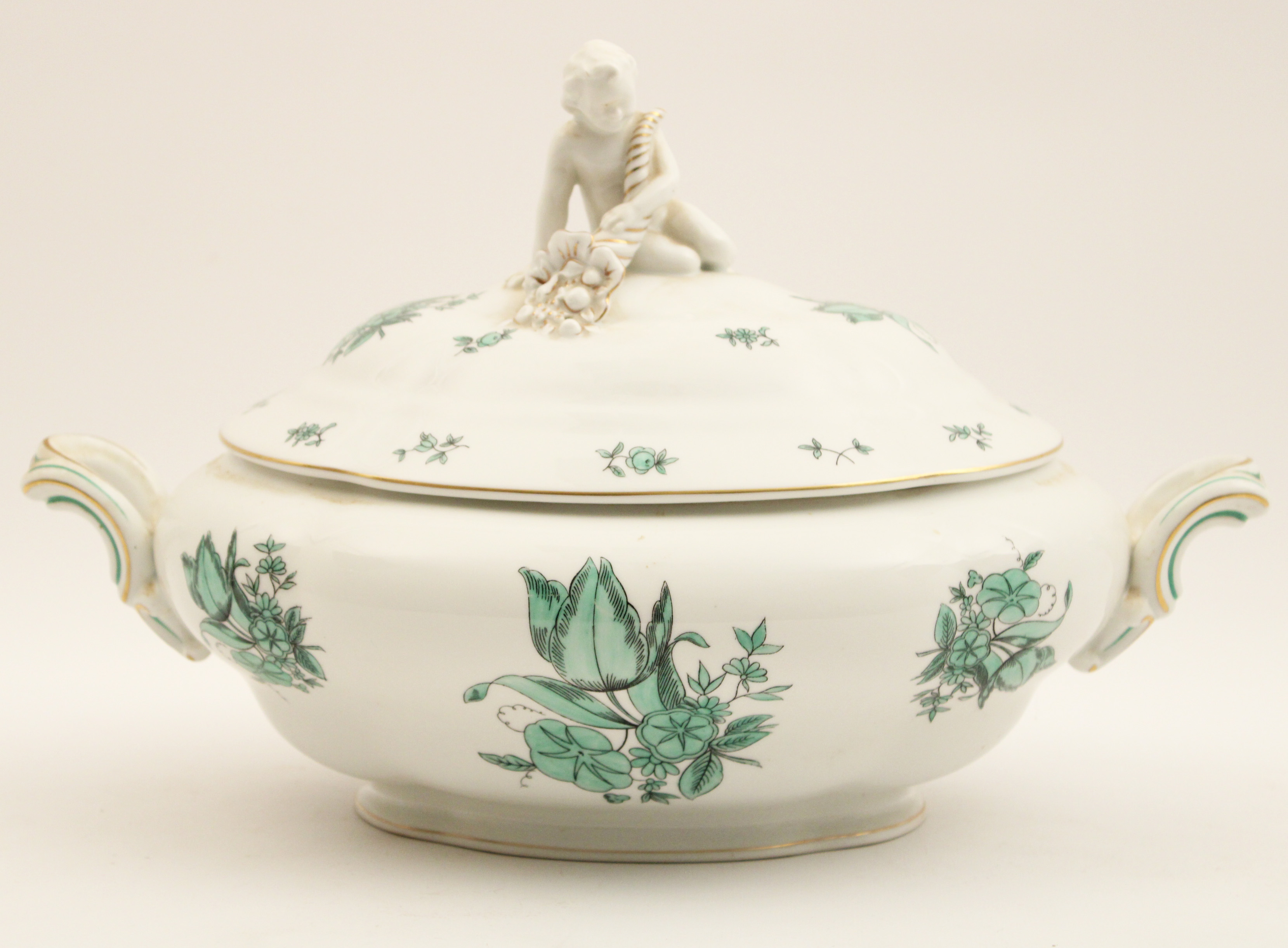 COVERED PORCELAIN TUREEN WITH PUTTI