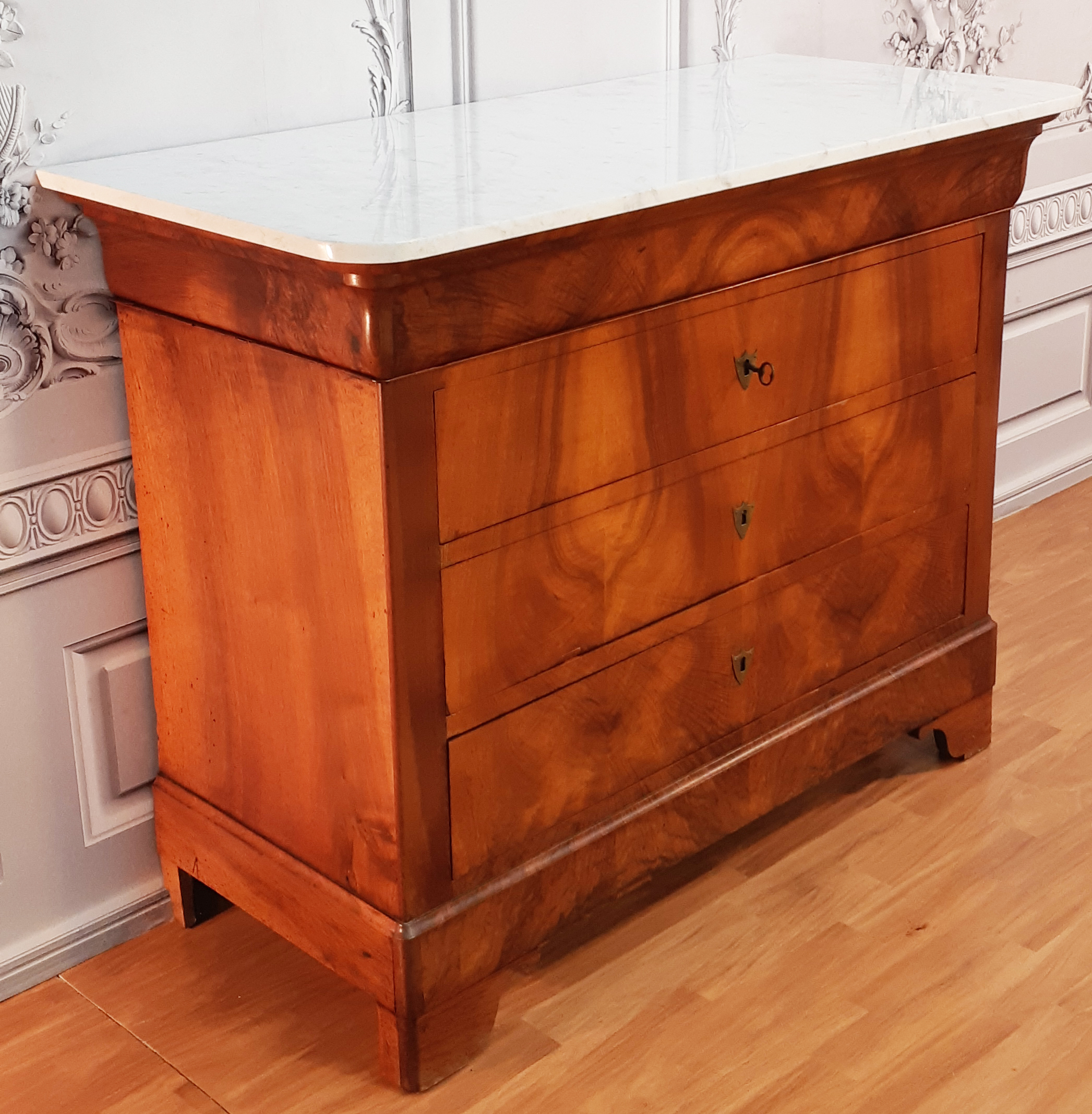 FRENCH LOUIS PHILIPPE WALNUT COMMODE 35fb6e