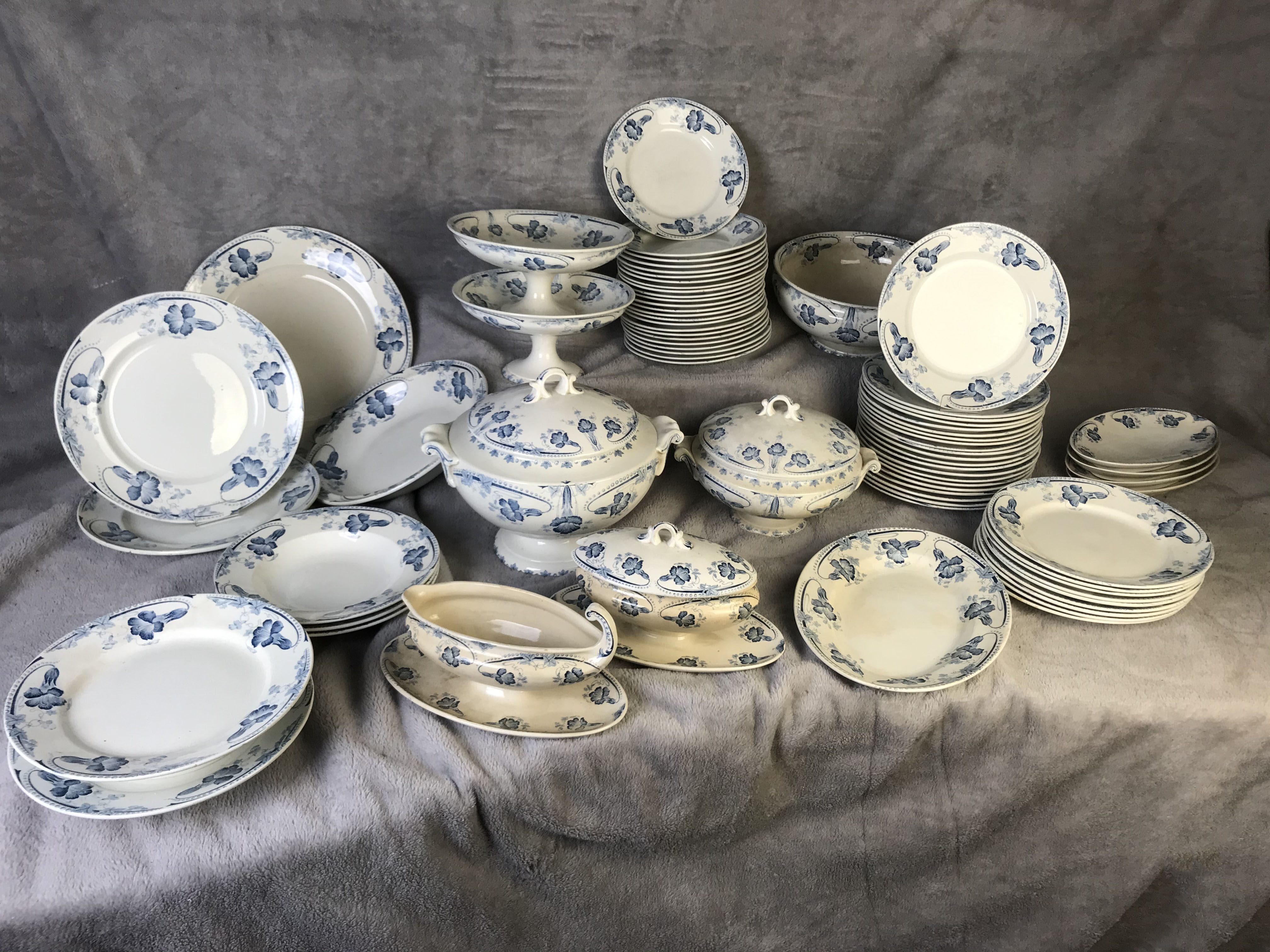 74 PC BLUE WHITE PORCELAING DINNER 35fc09