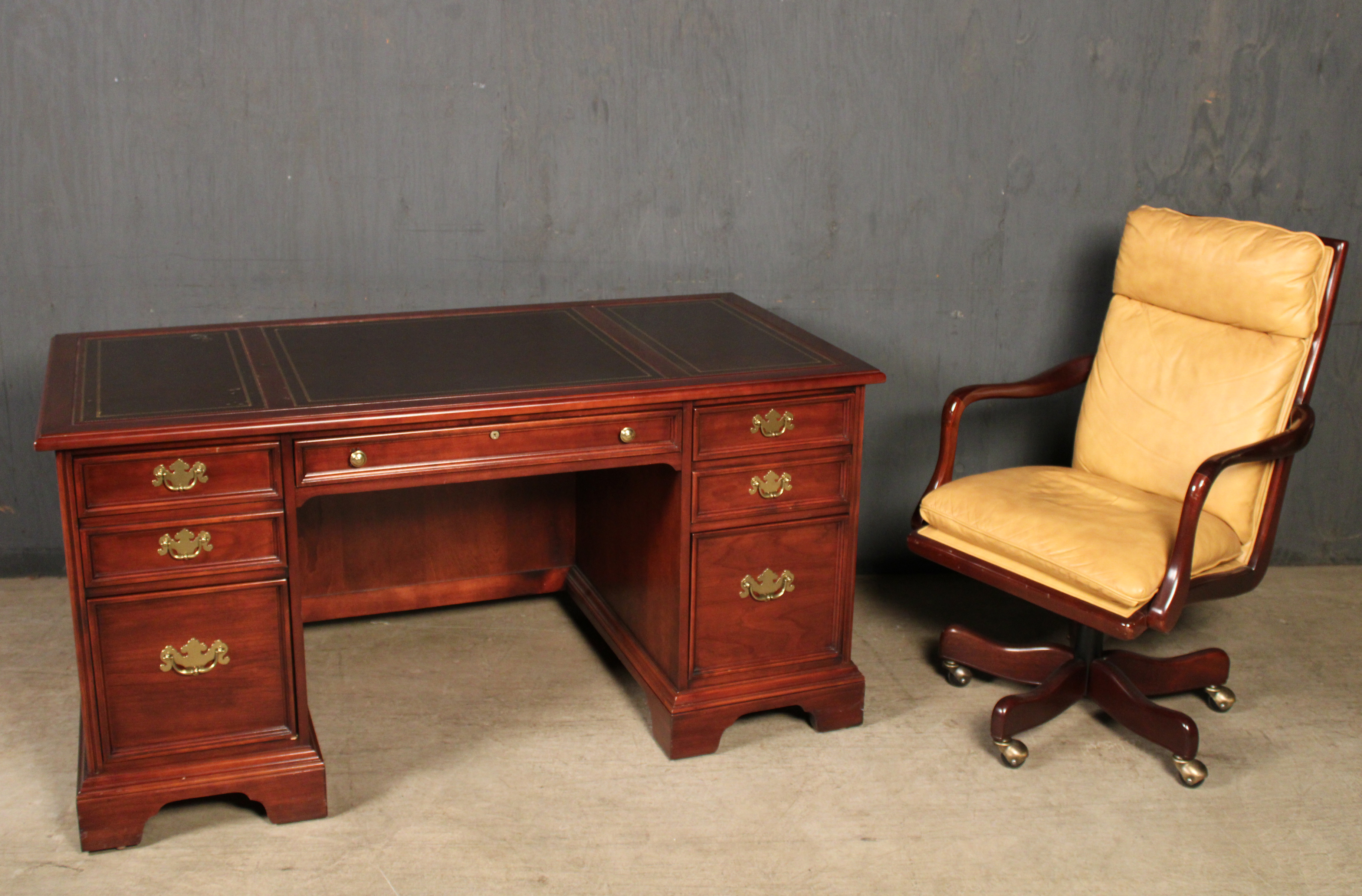 LEATHER EXECUTIVE DESK AND CHAIR 35fc73