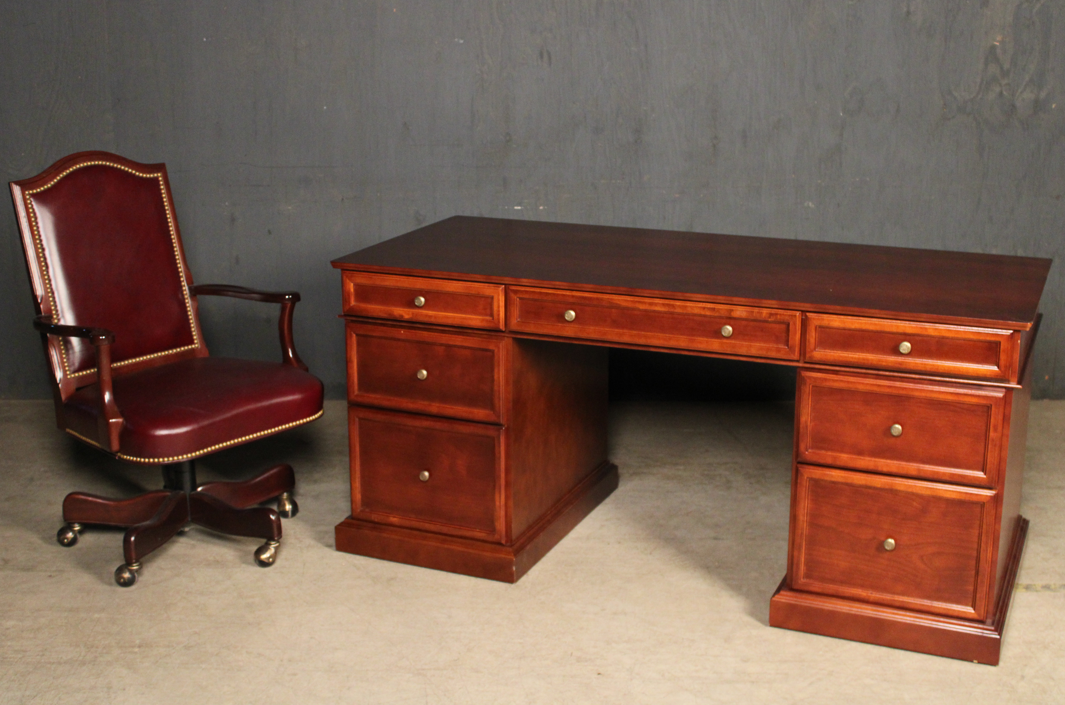 EXECUTIVE DESK WITH LEATHER ARM 35fcb3