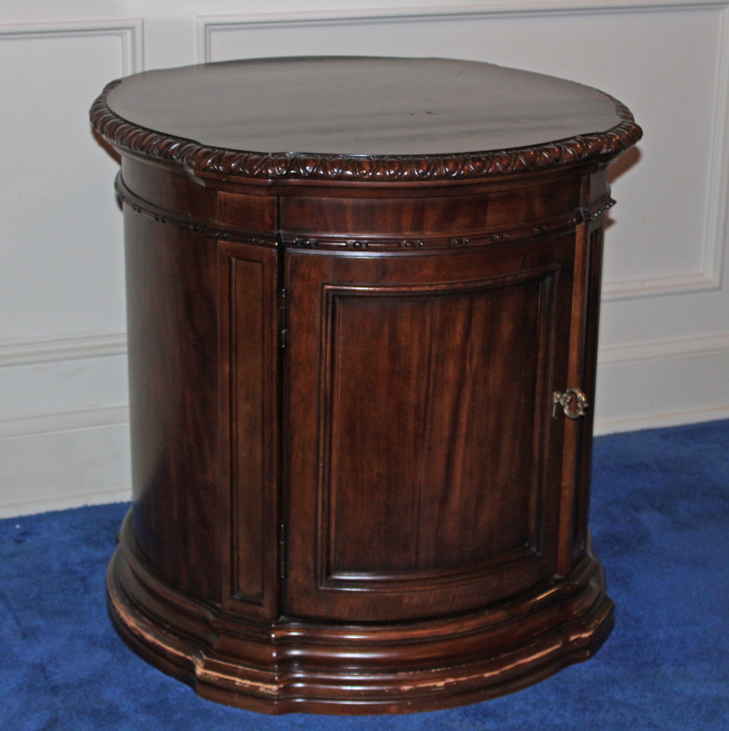 ROUND MAHOGANY OCCASIONAL TABLE