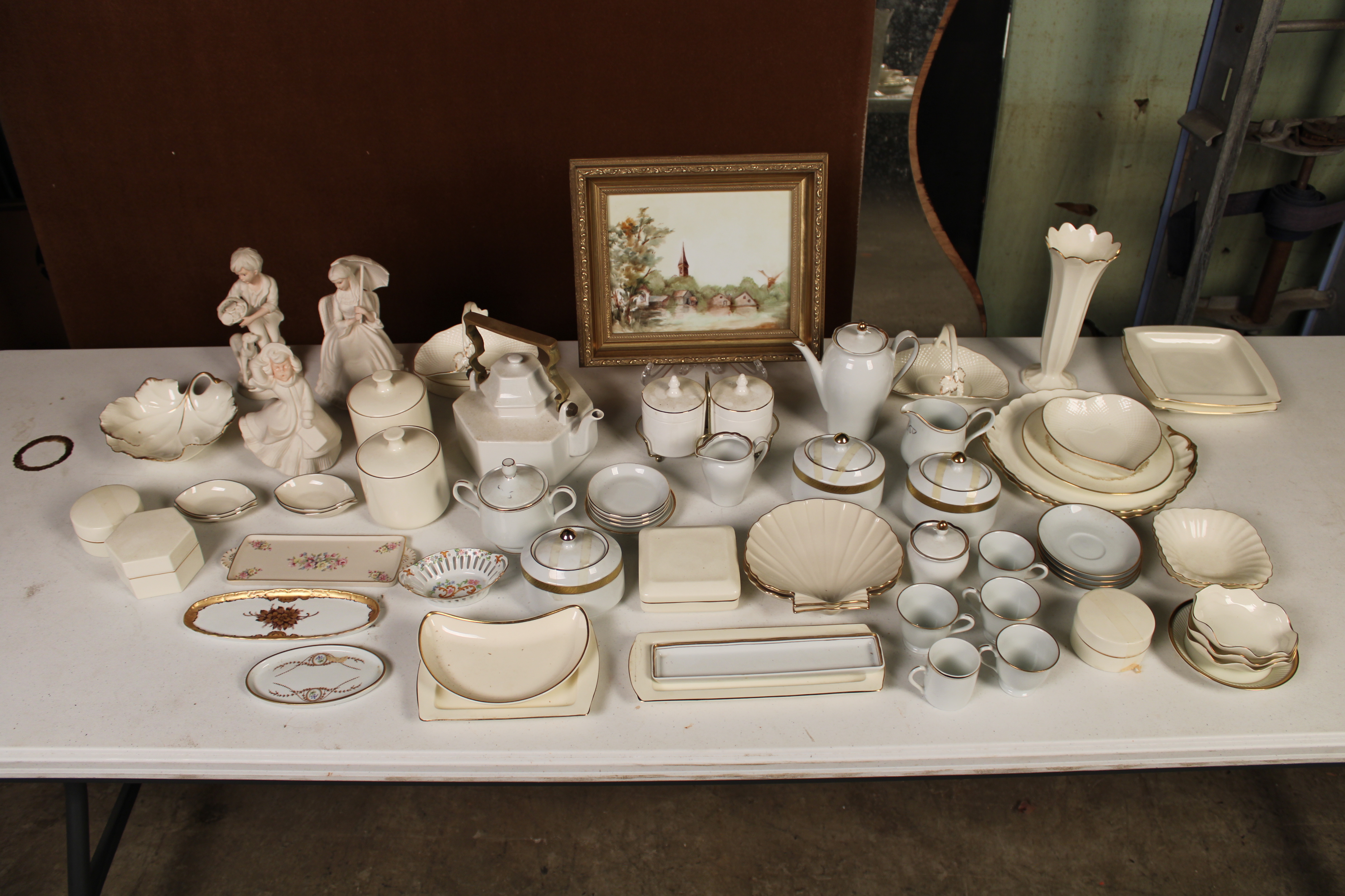 COLLECTION OF PORCELAIN COLLECTION