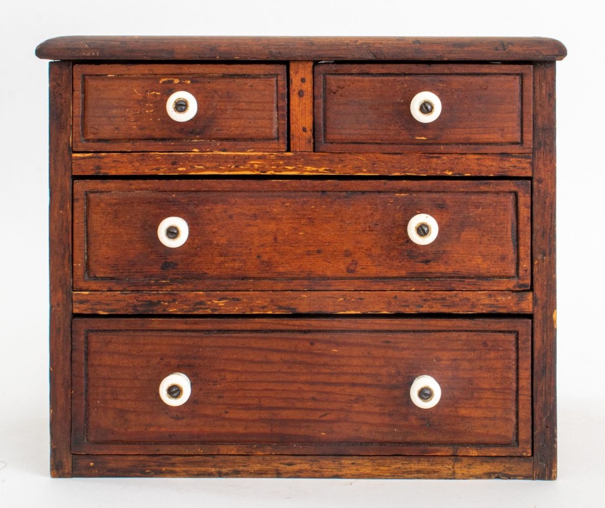 AMERICAN COUNTRY DIMINUTIVE PINE CHEST