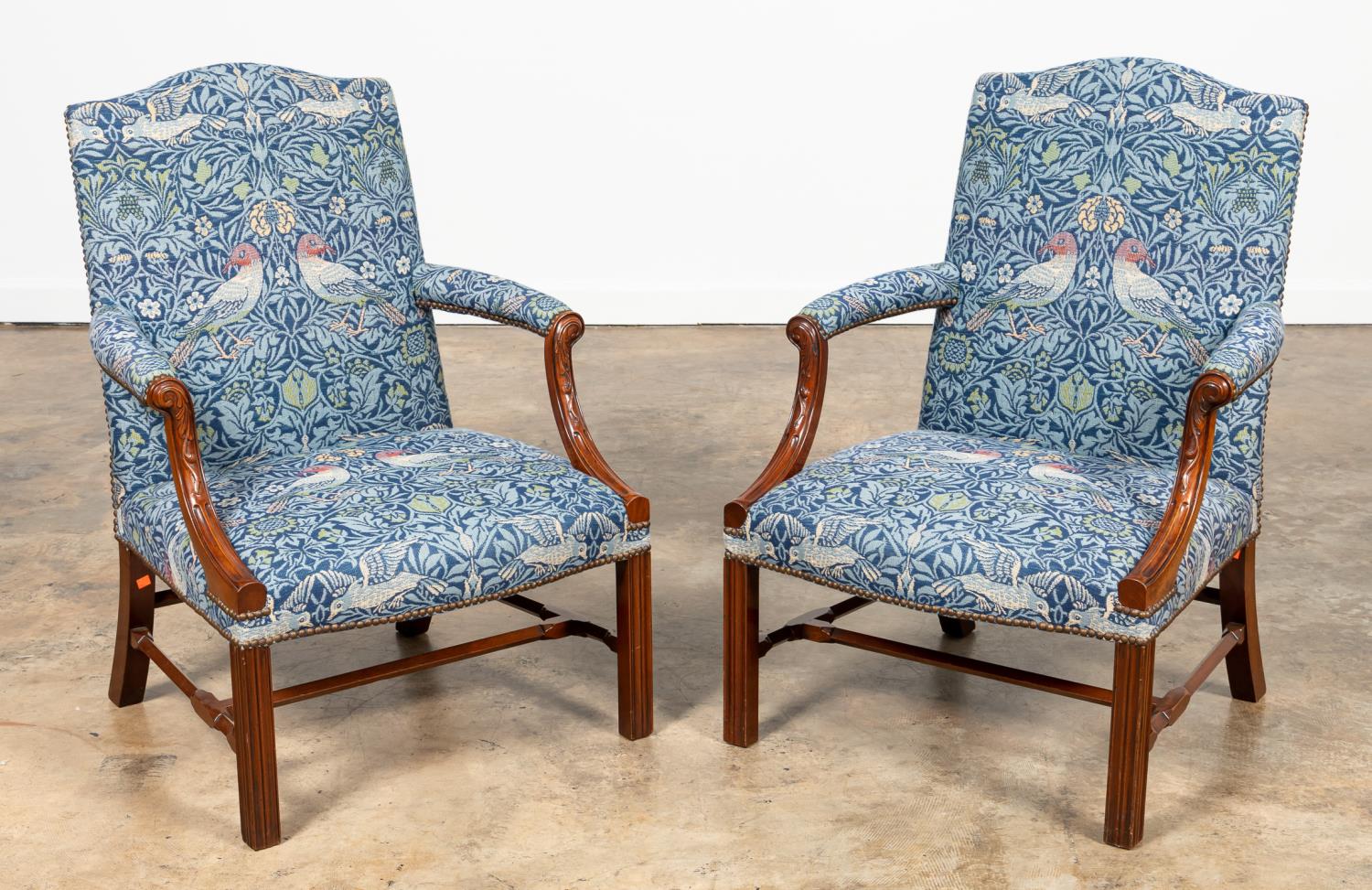 PAIR OF MAHOGANY GAINSBOROUGH ARMCHAIRS 35de10